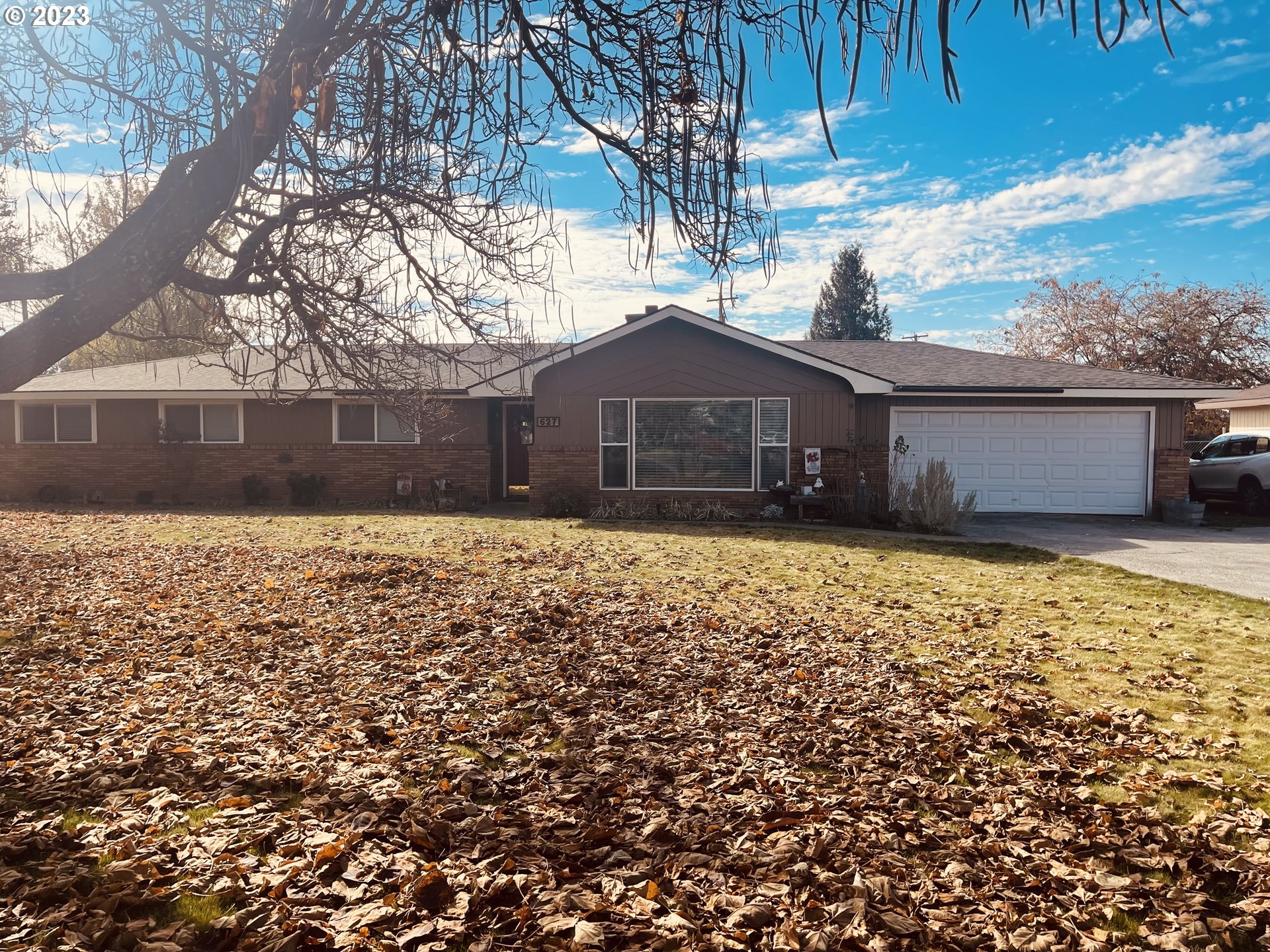 627 MAPLE DR