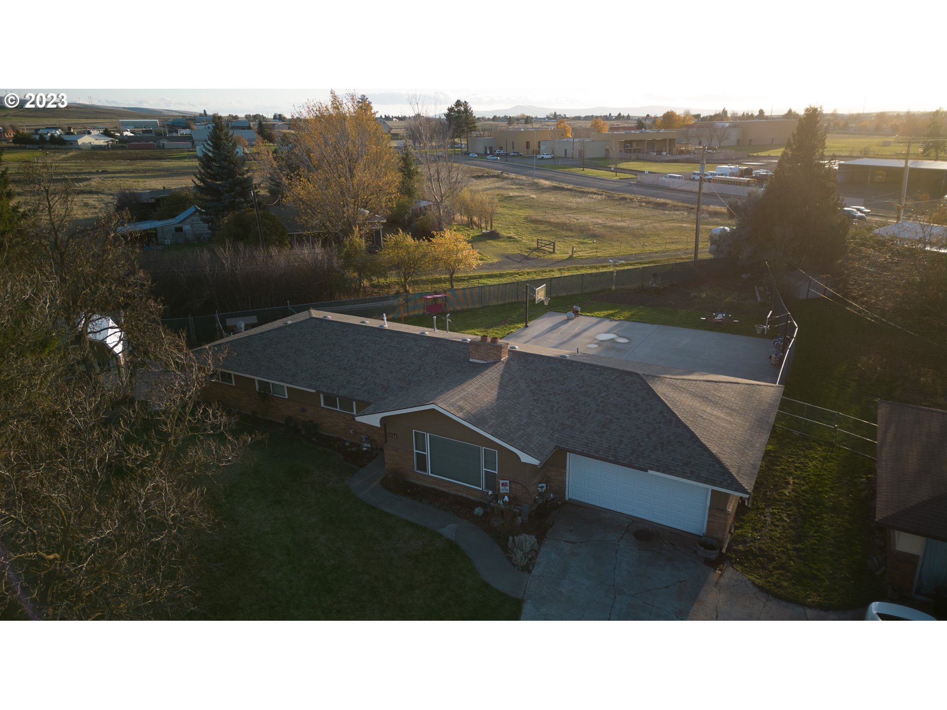 627 MAPLE DR