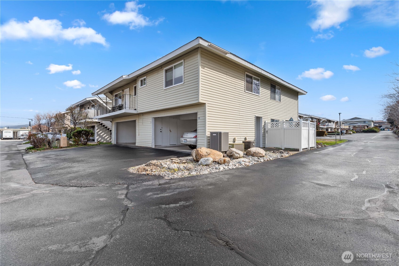 100 Simon Street Unit: 11