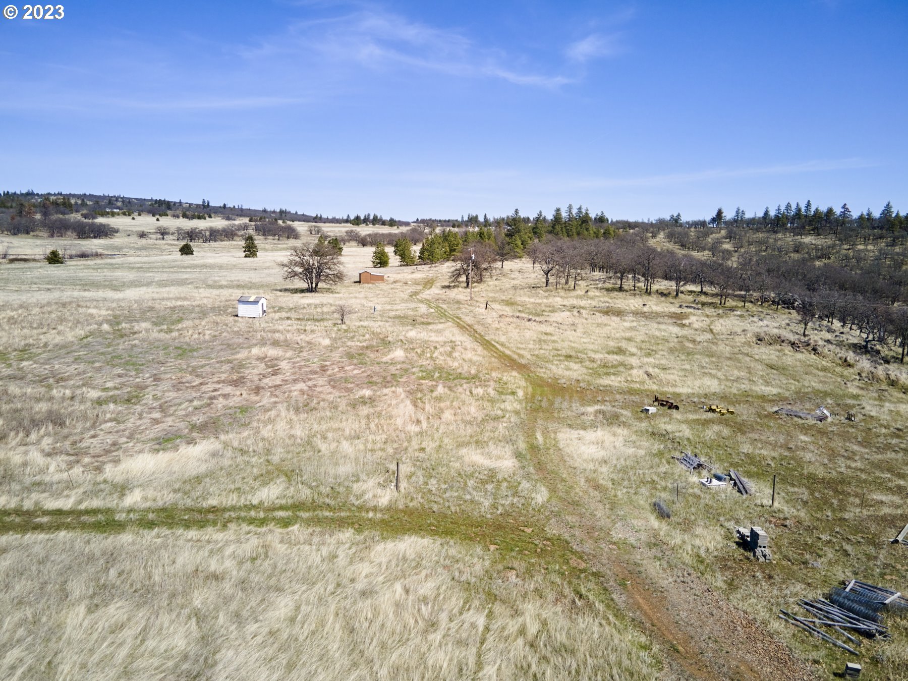 35 BLUFF LN