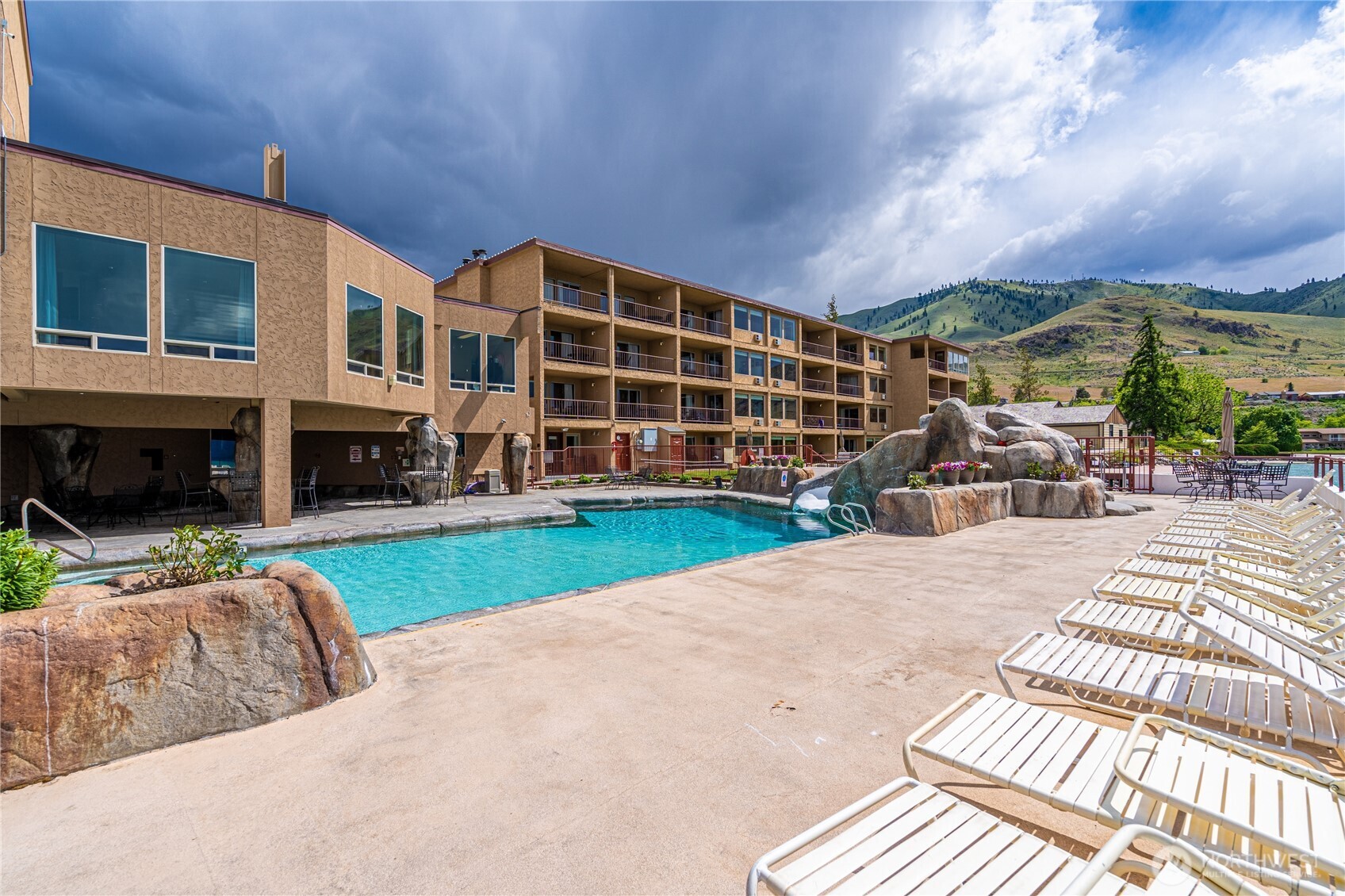 322 W Woodin Avenue Unit: 204