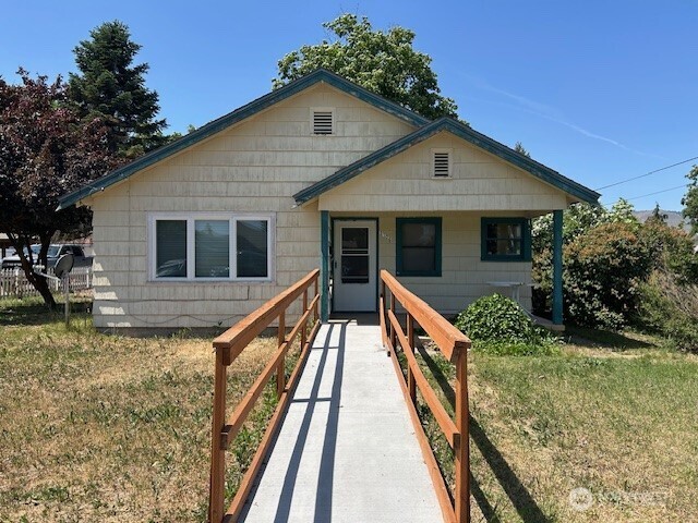 1106 Okanogan Avenue