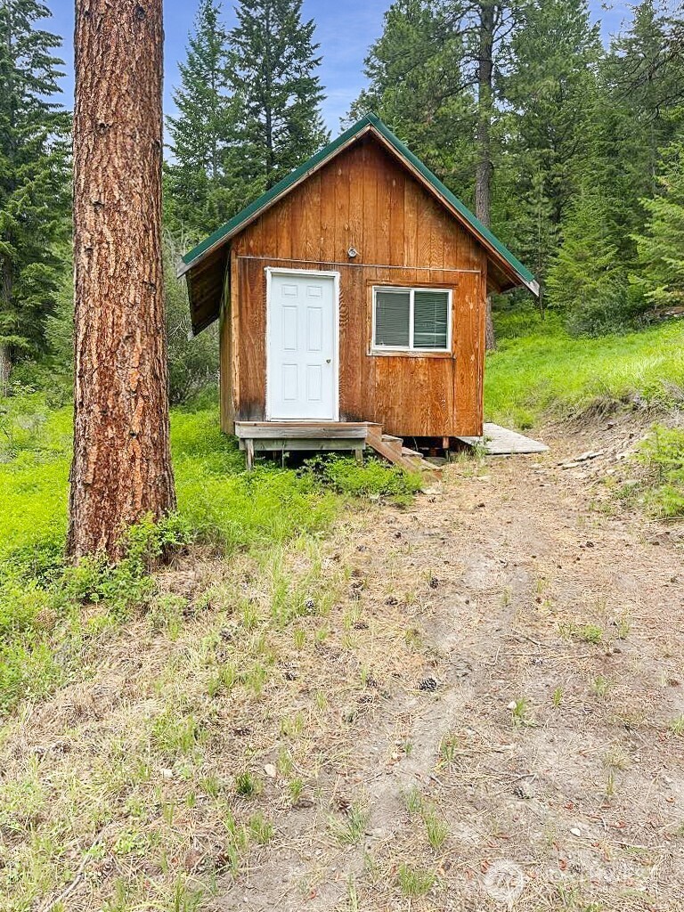 6 Lone Pine Trail