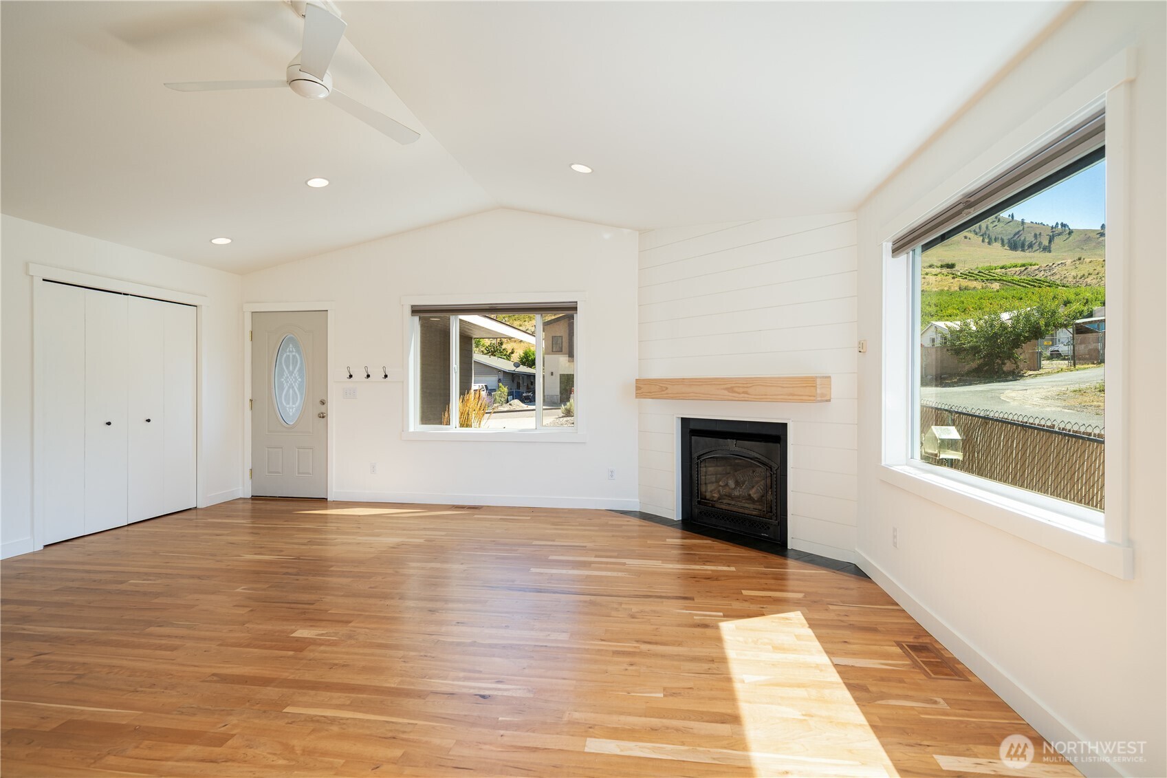 105 E Raymond Avenue