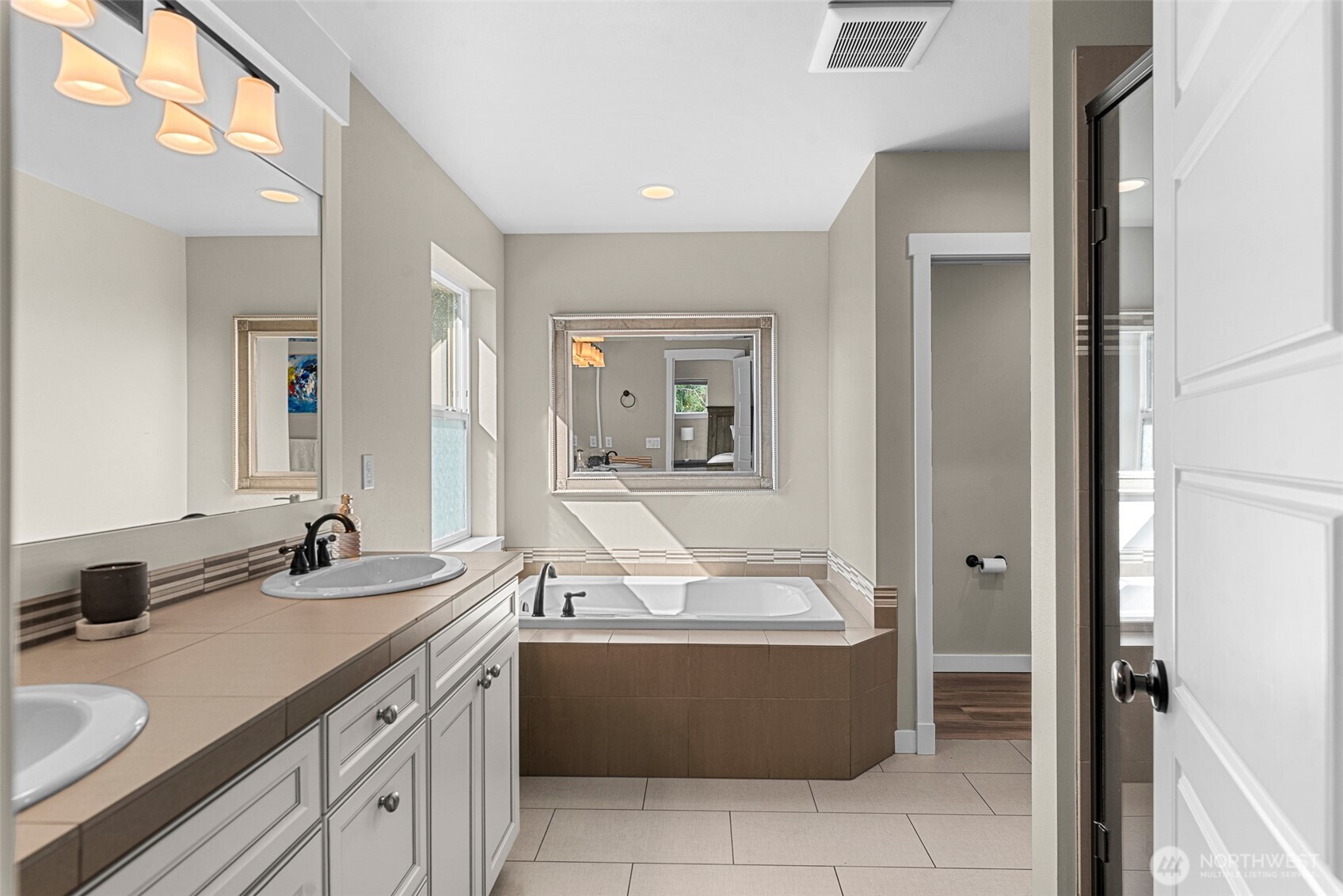 1347 Boulder Loop