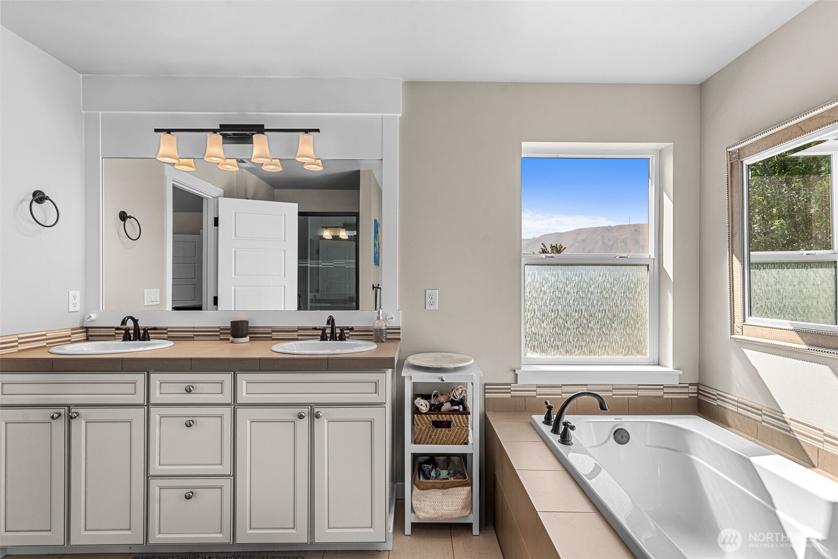 1347 Boulder Loop