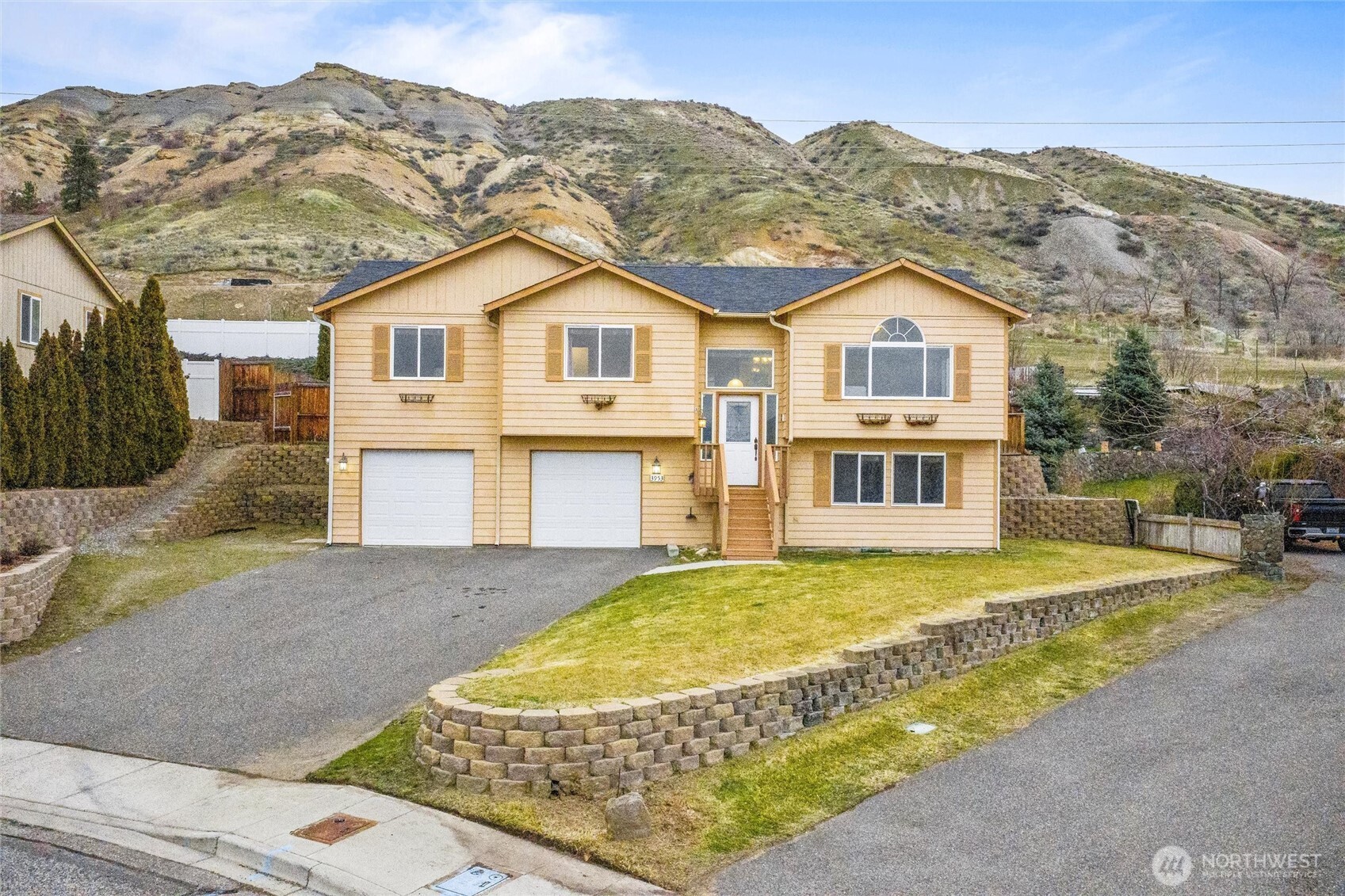 3953 NE Vista Del Rey Drive