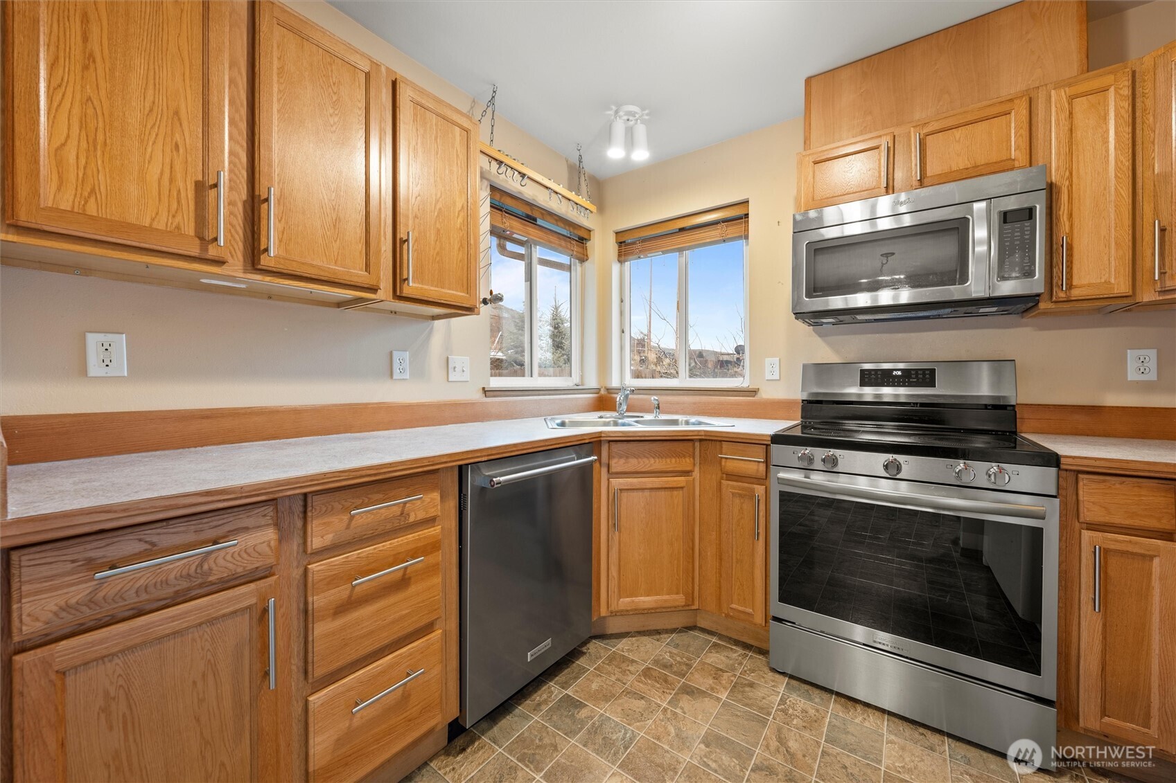 3953 NE Vista Del Rey Drive