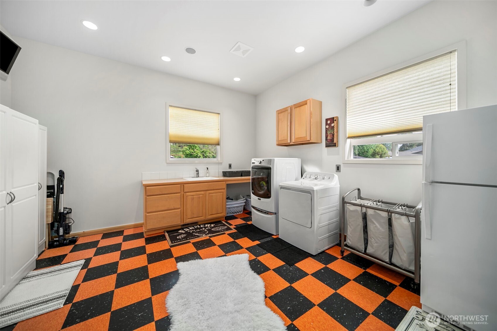 2720 NW Cascade Avenue