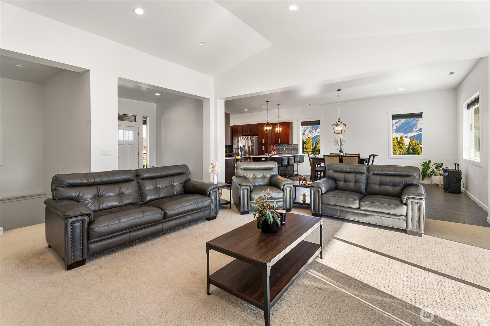 1038 Crest Loop
