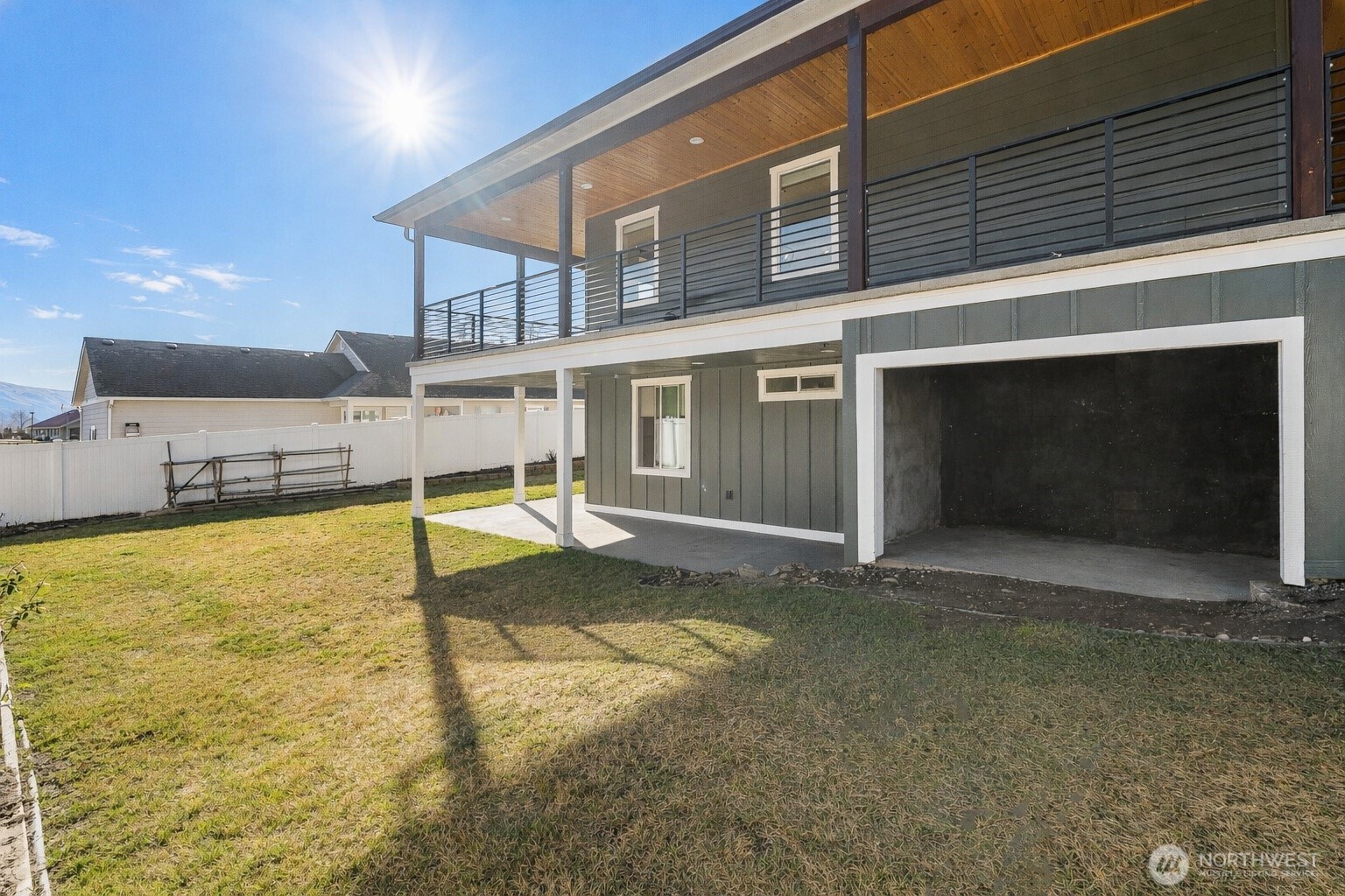 1038 Crest Loop
