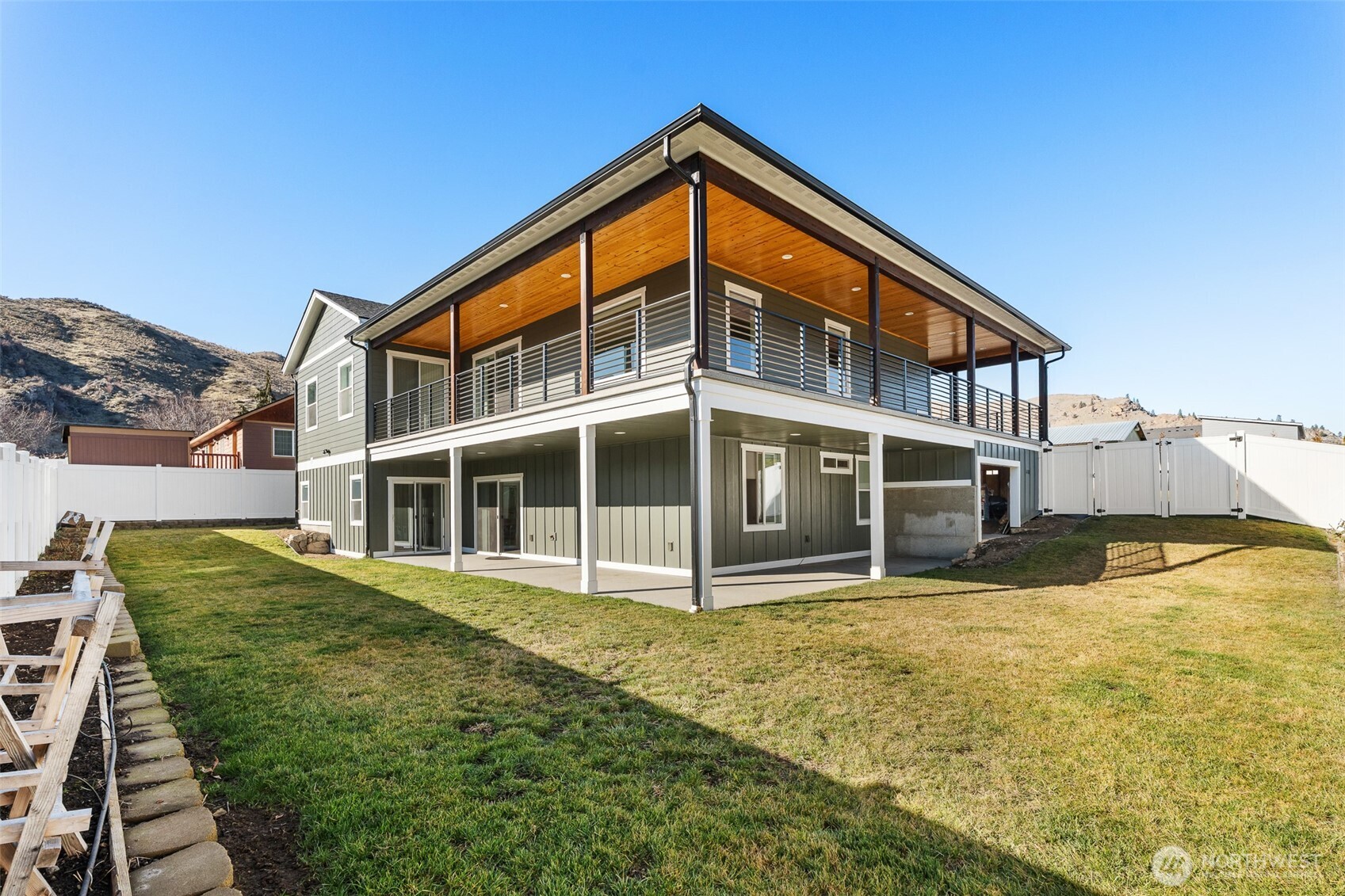 1038 Crest Loop