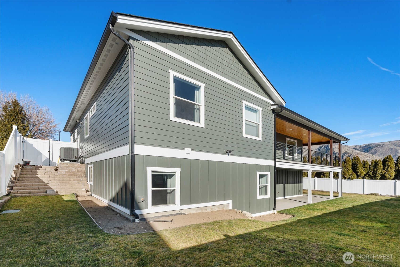 1038 Crest Loop