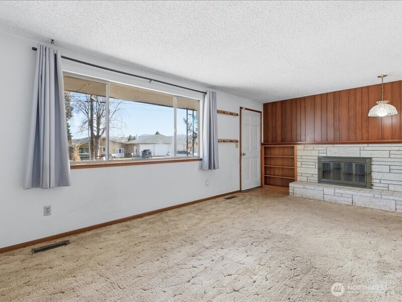 702 West Ridge Drive