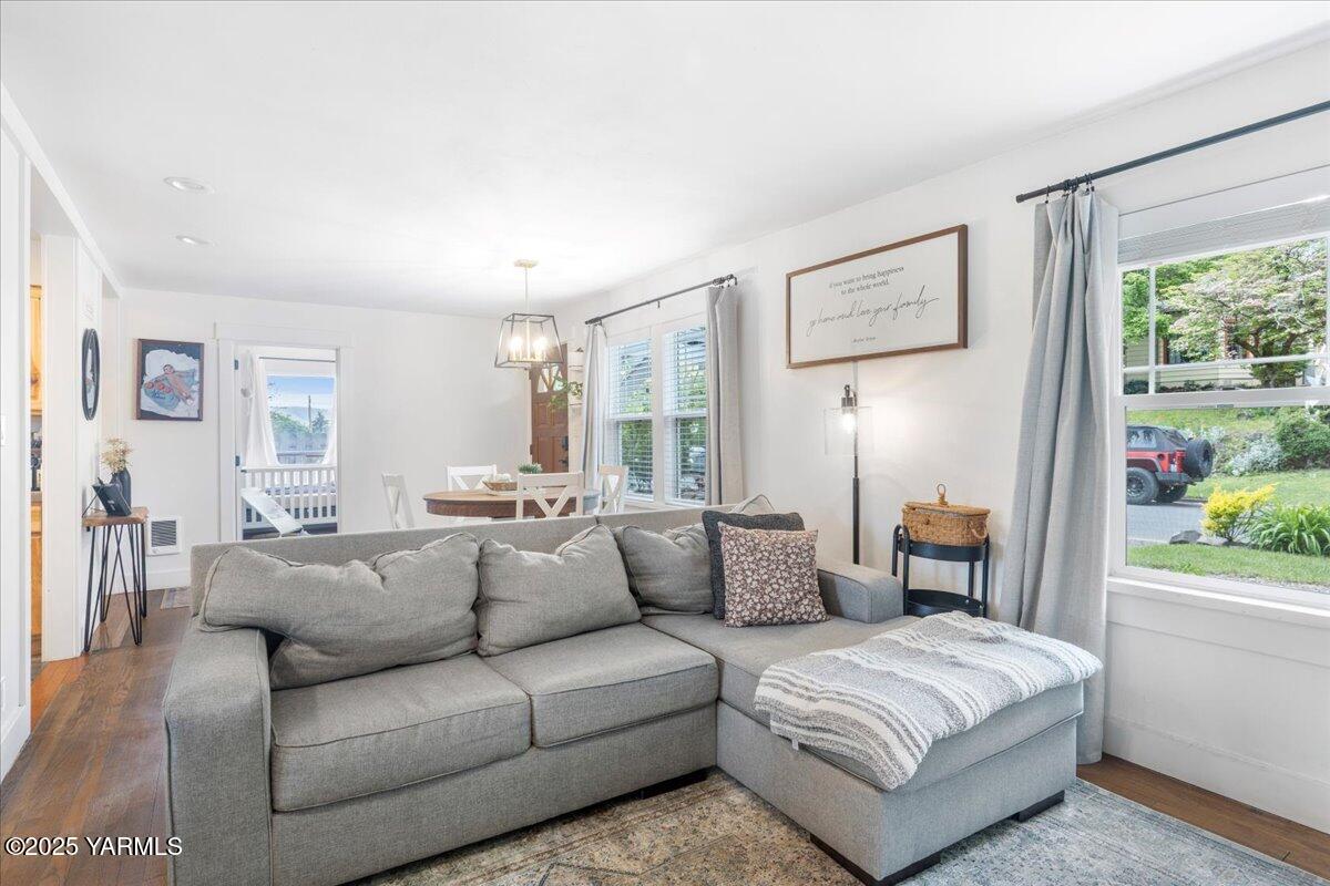 809 S 19th Ave
