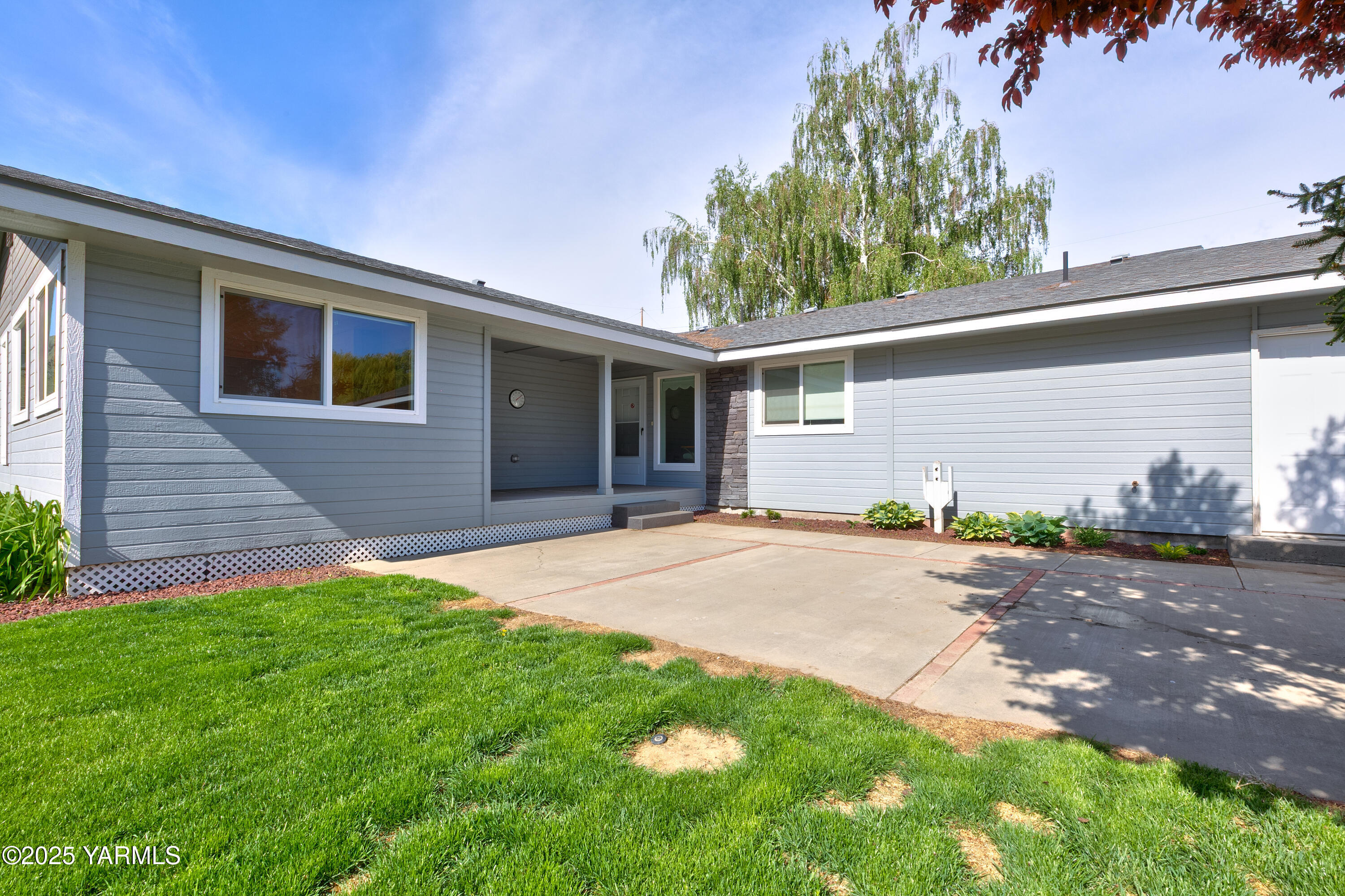 851 E Selah Rd