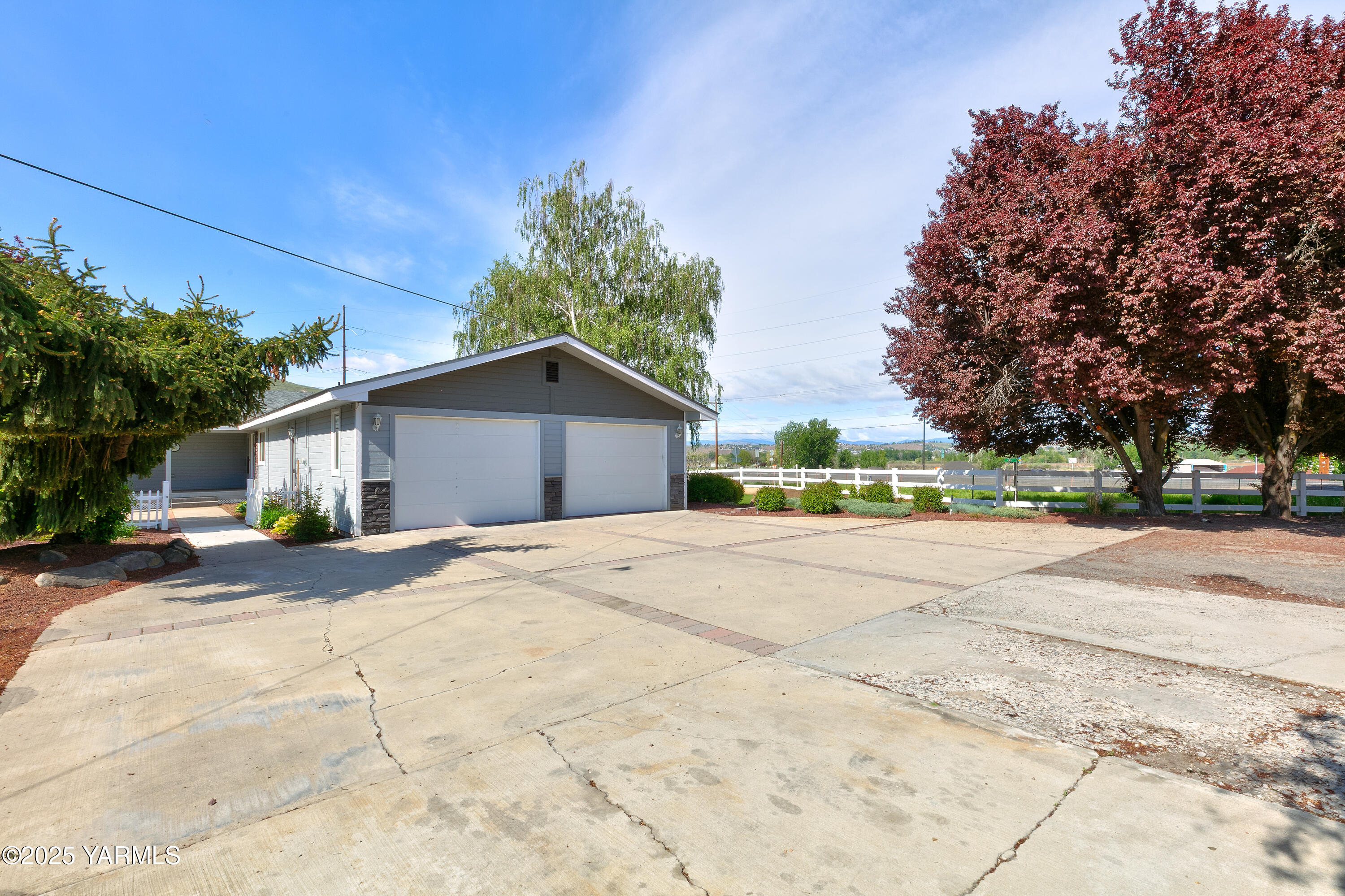 851 E Selah Rd