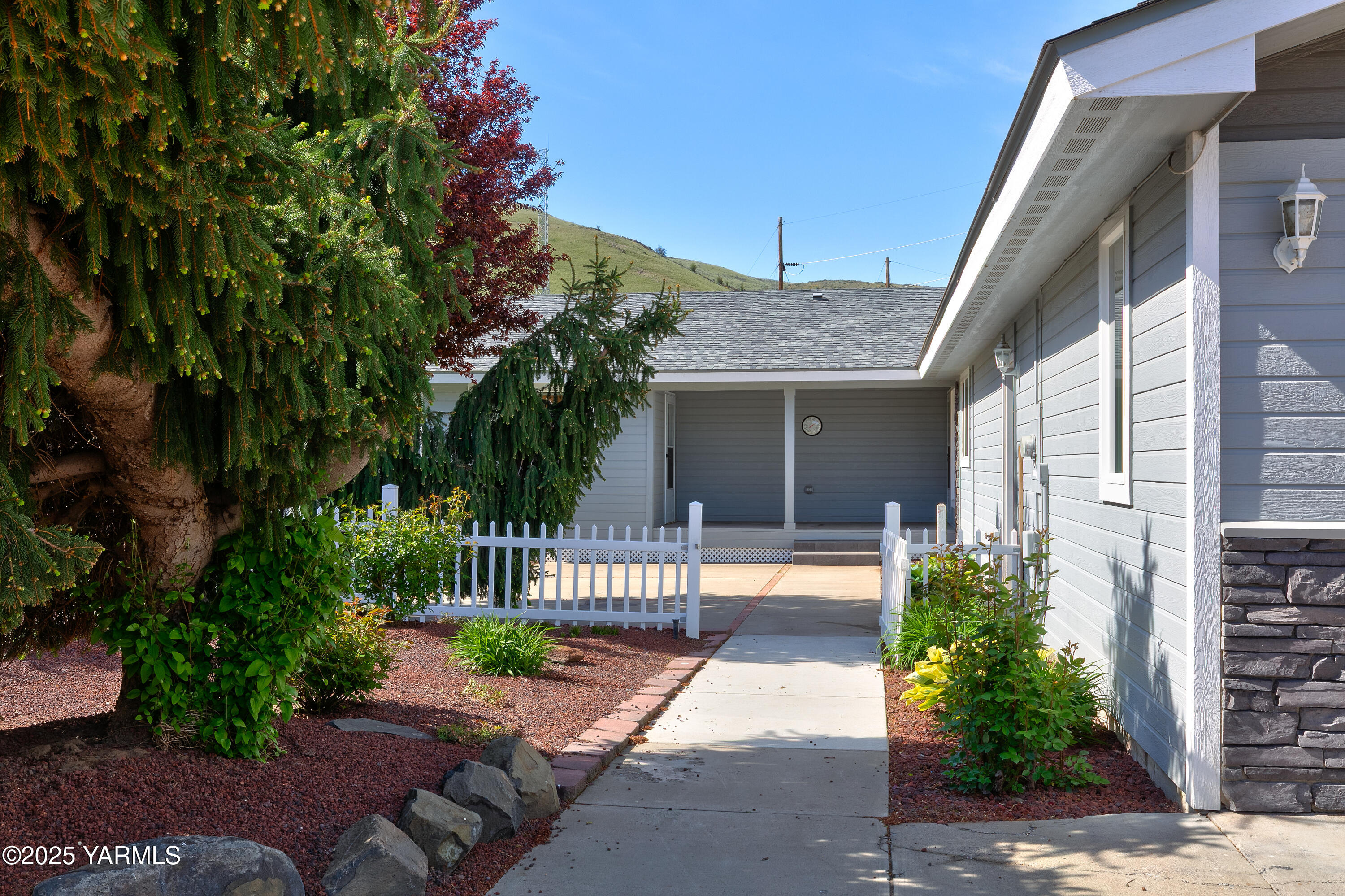 851 E Selah Rd