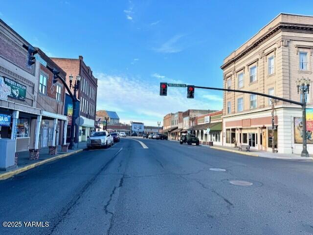 16 S Toppenish Ave