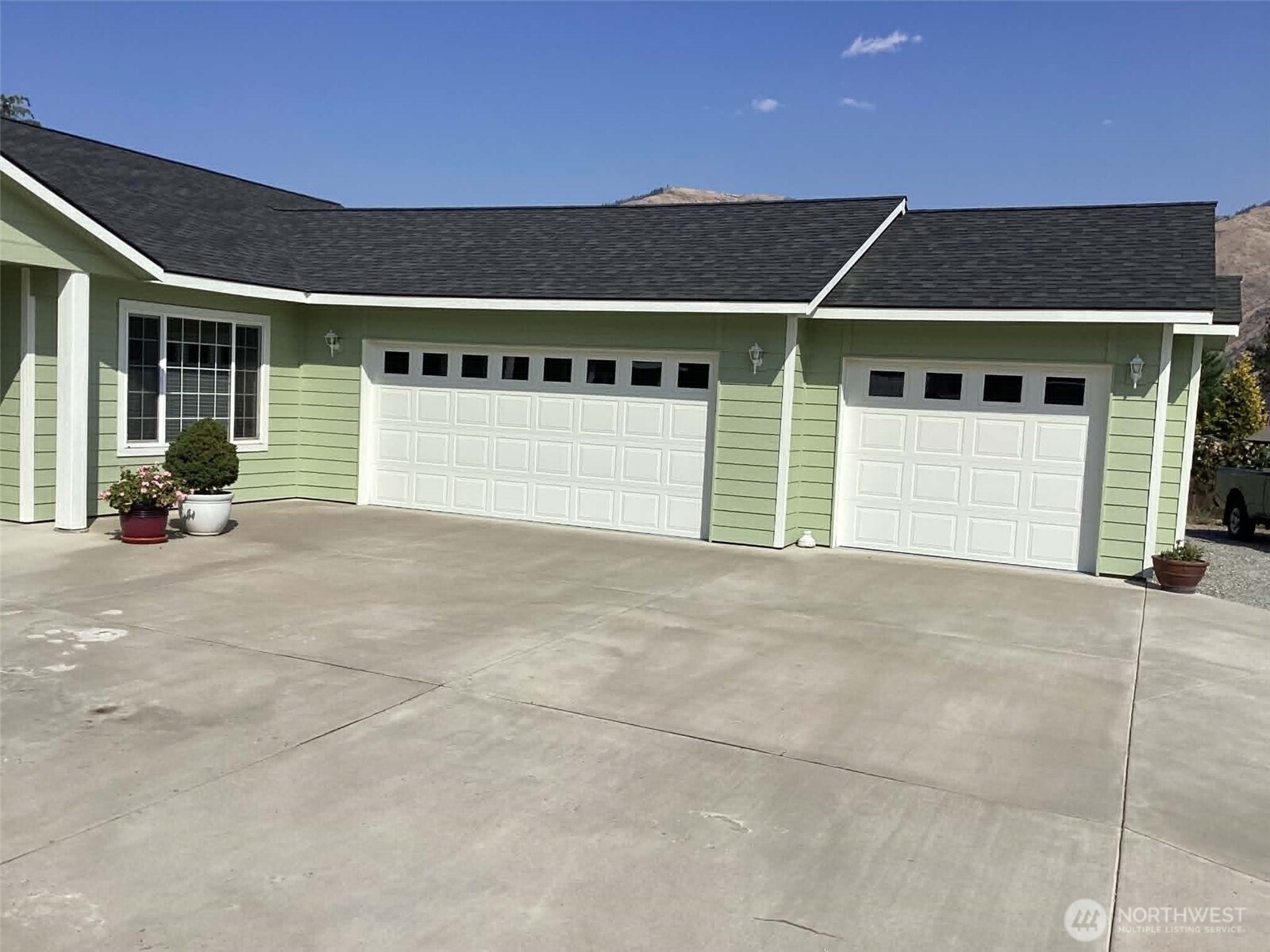 1010 Crest Loop