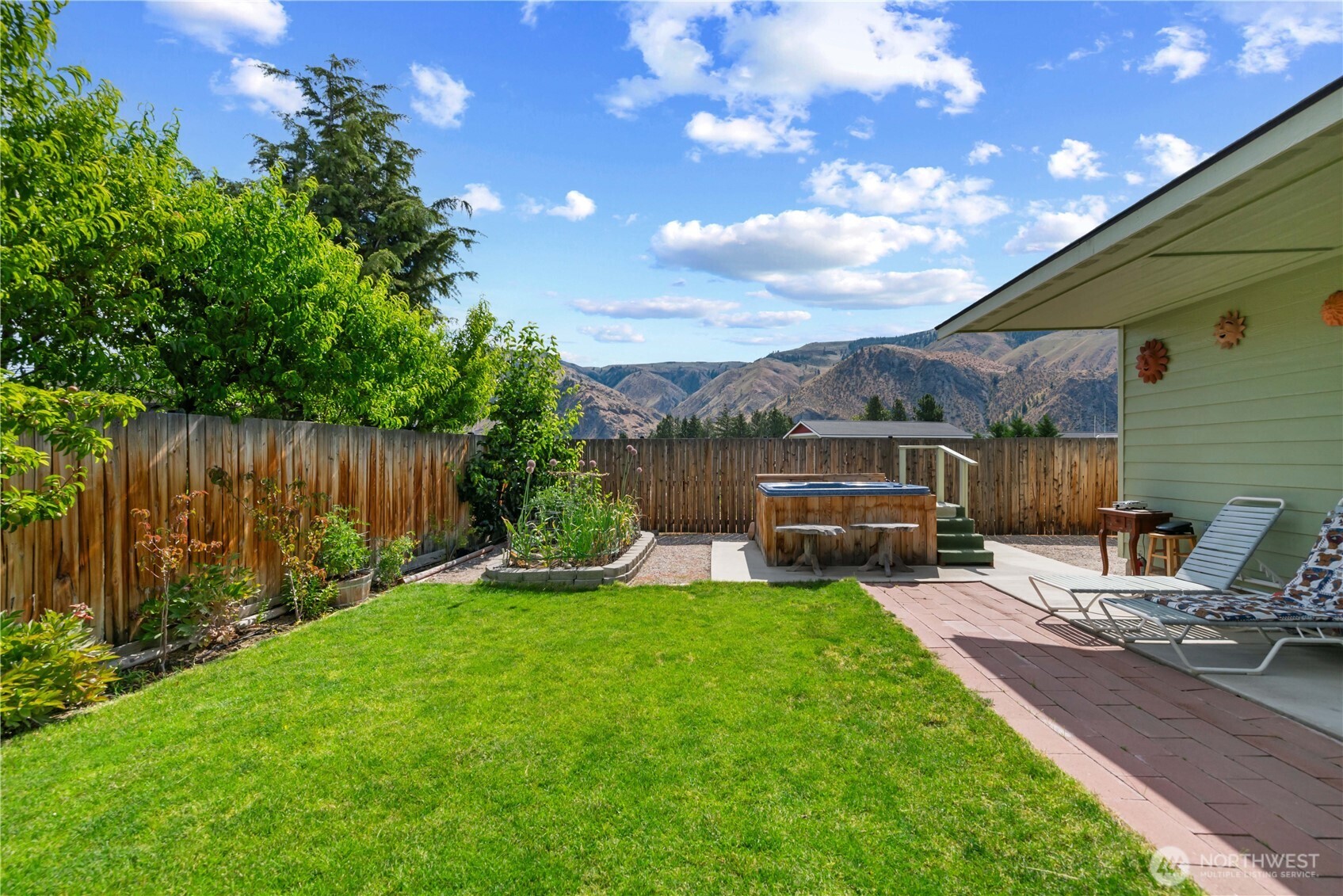 1010 Crest Loop