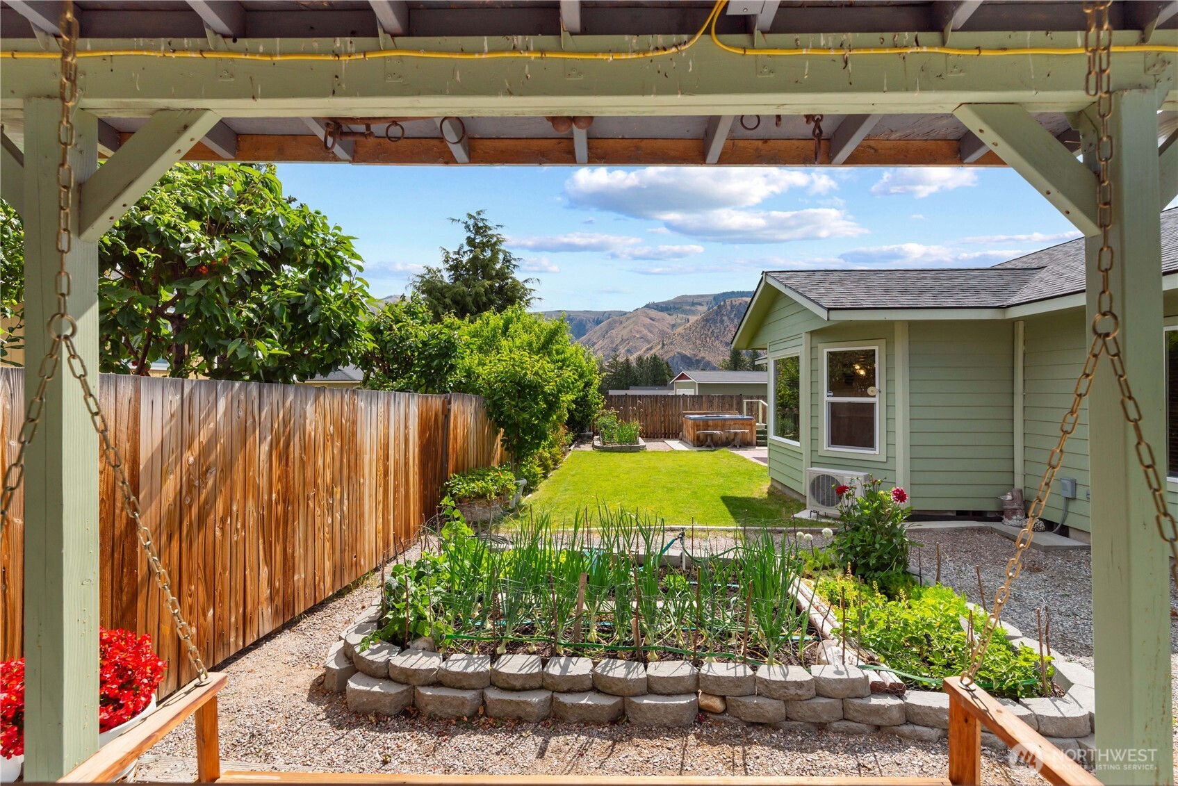 1010 Crest Loop