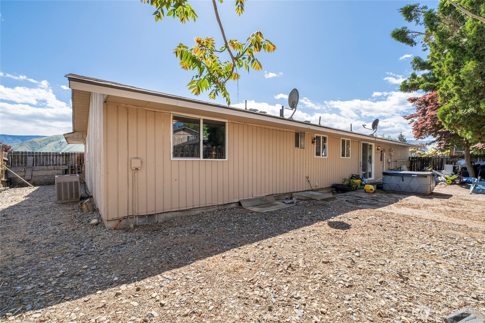 1121 Jean St SE
