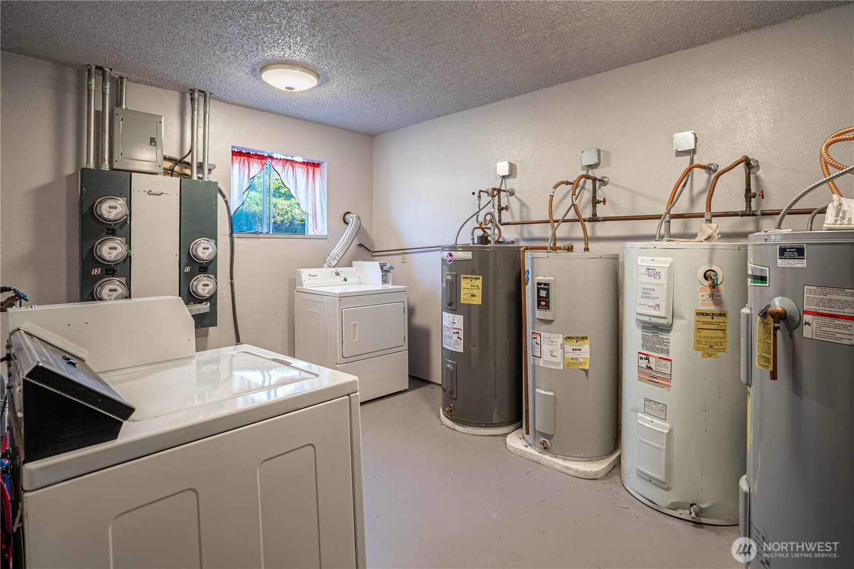 933 N Baker Avenue Unit: 1-16