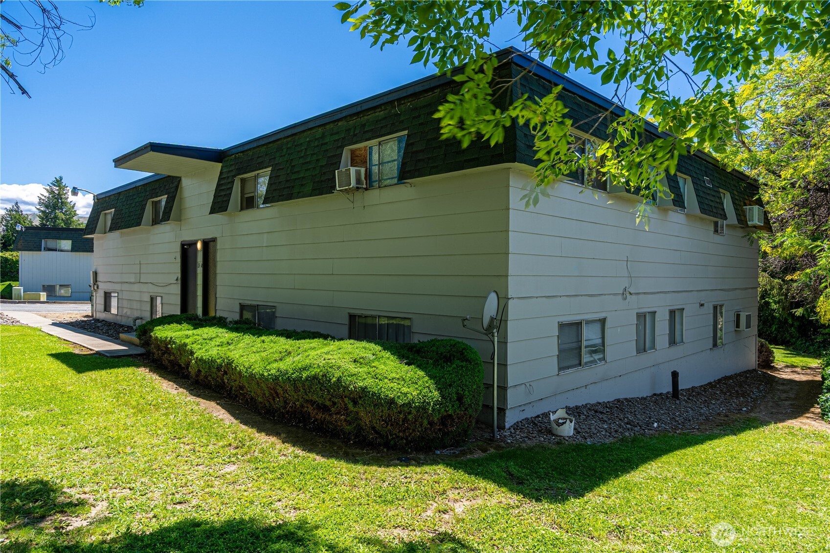 933 N Baker Avenue Unit: 1-16