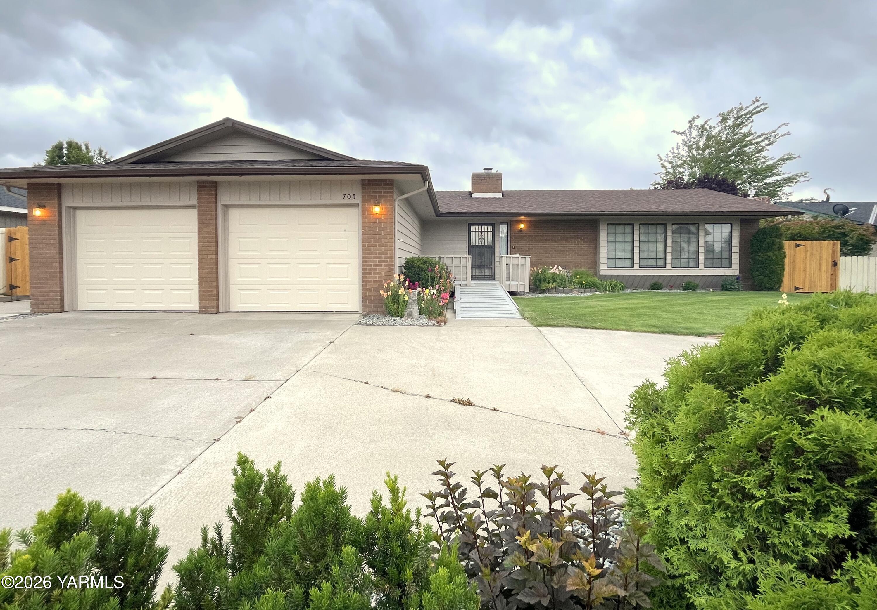 705 S 57th Ave