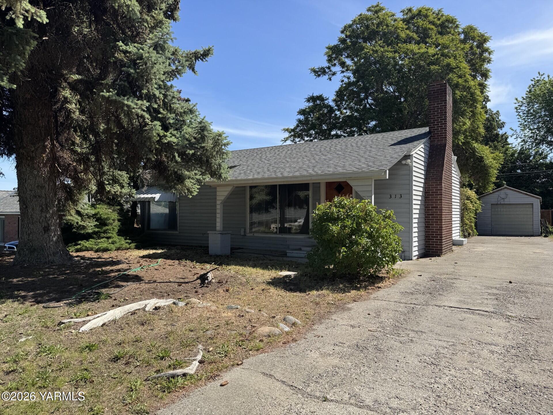 313 N 27th Ave