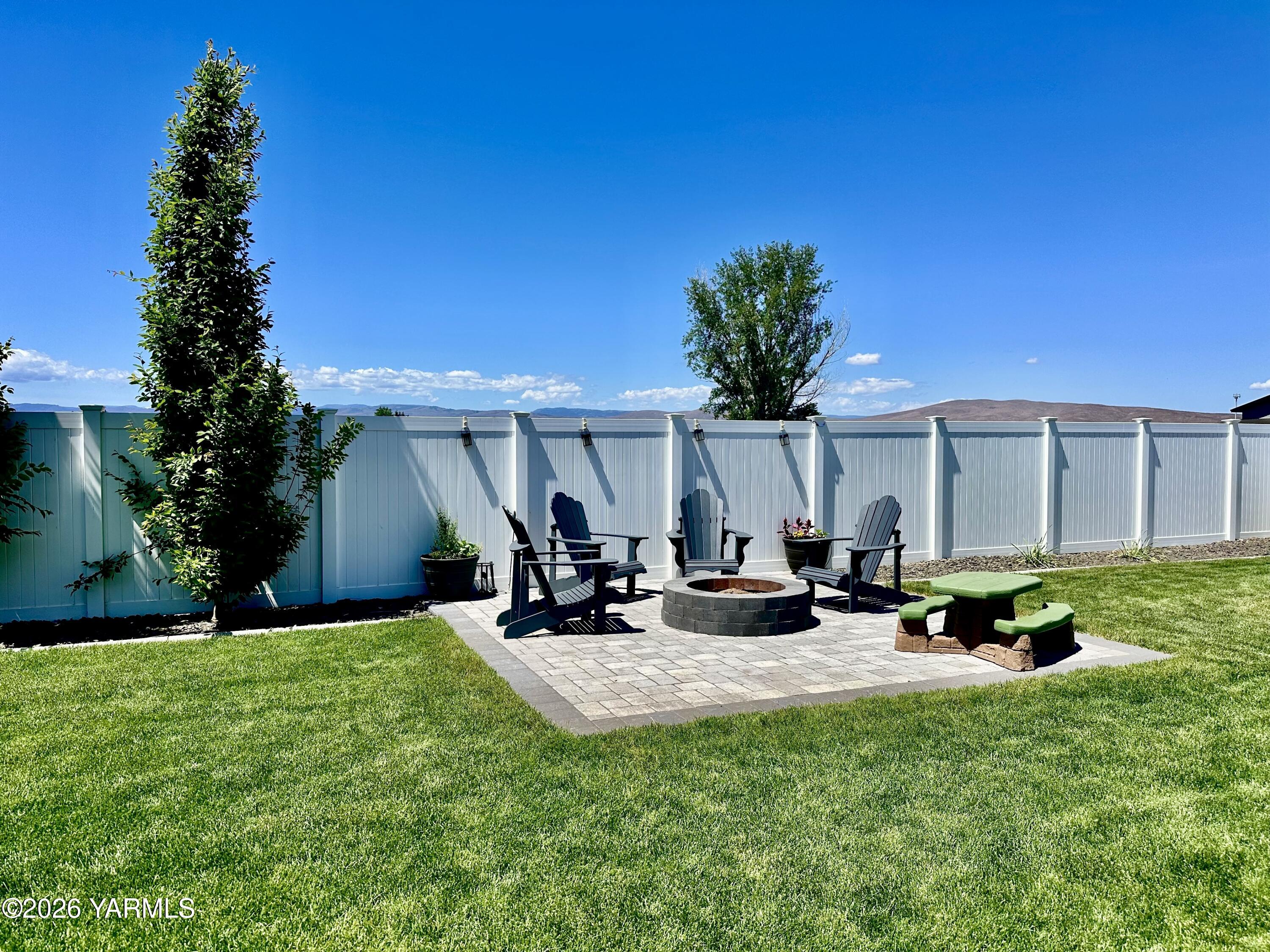 2102 S 96th Ave