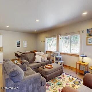16331 Washington 410 Ave