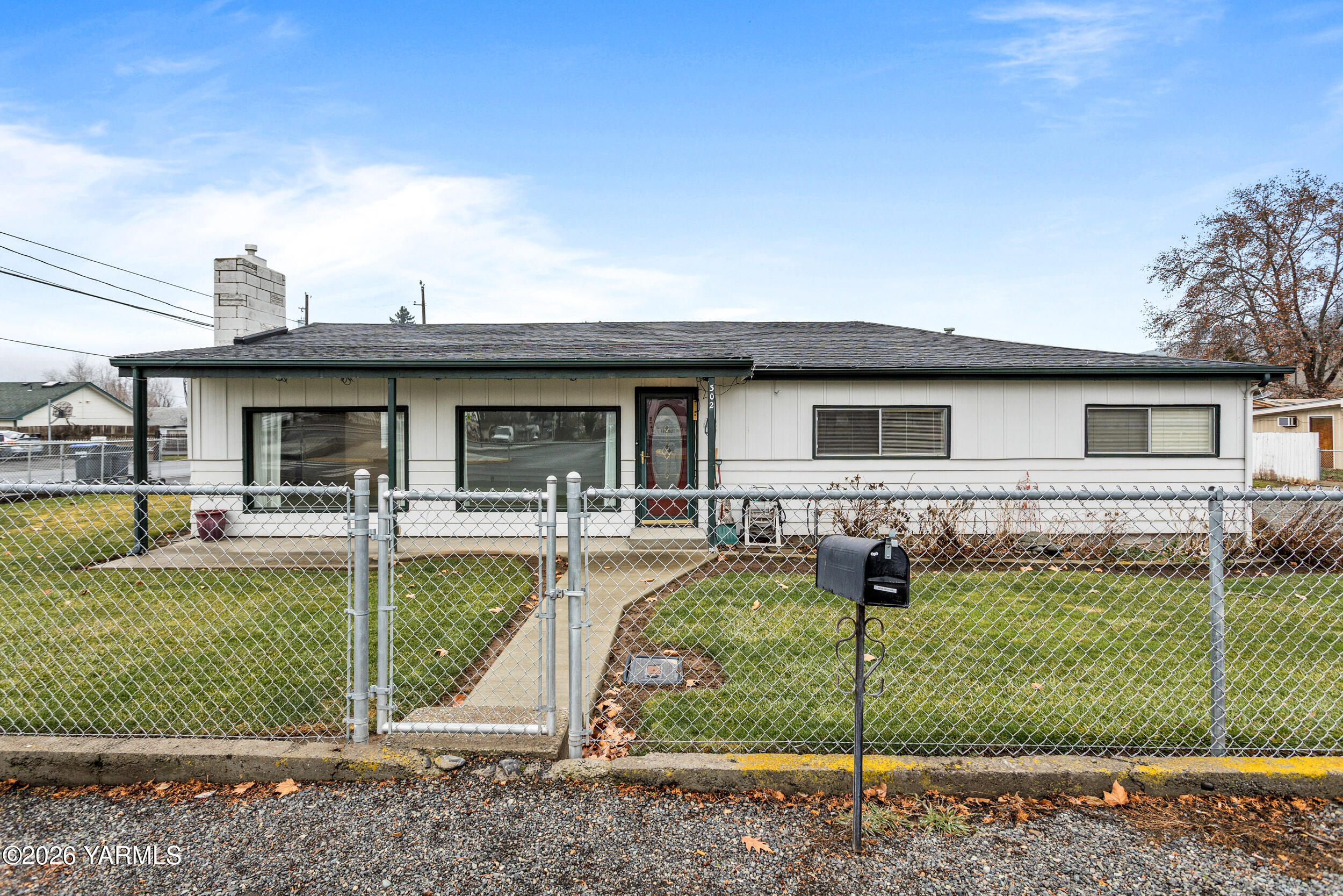 302 W Selah Ave