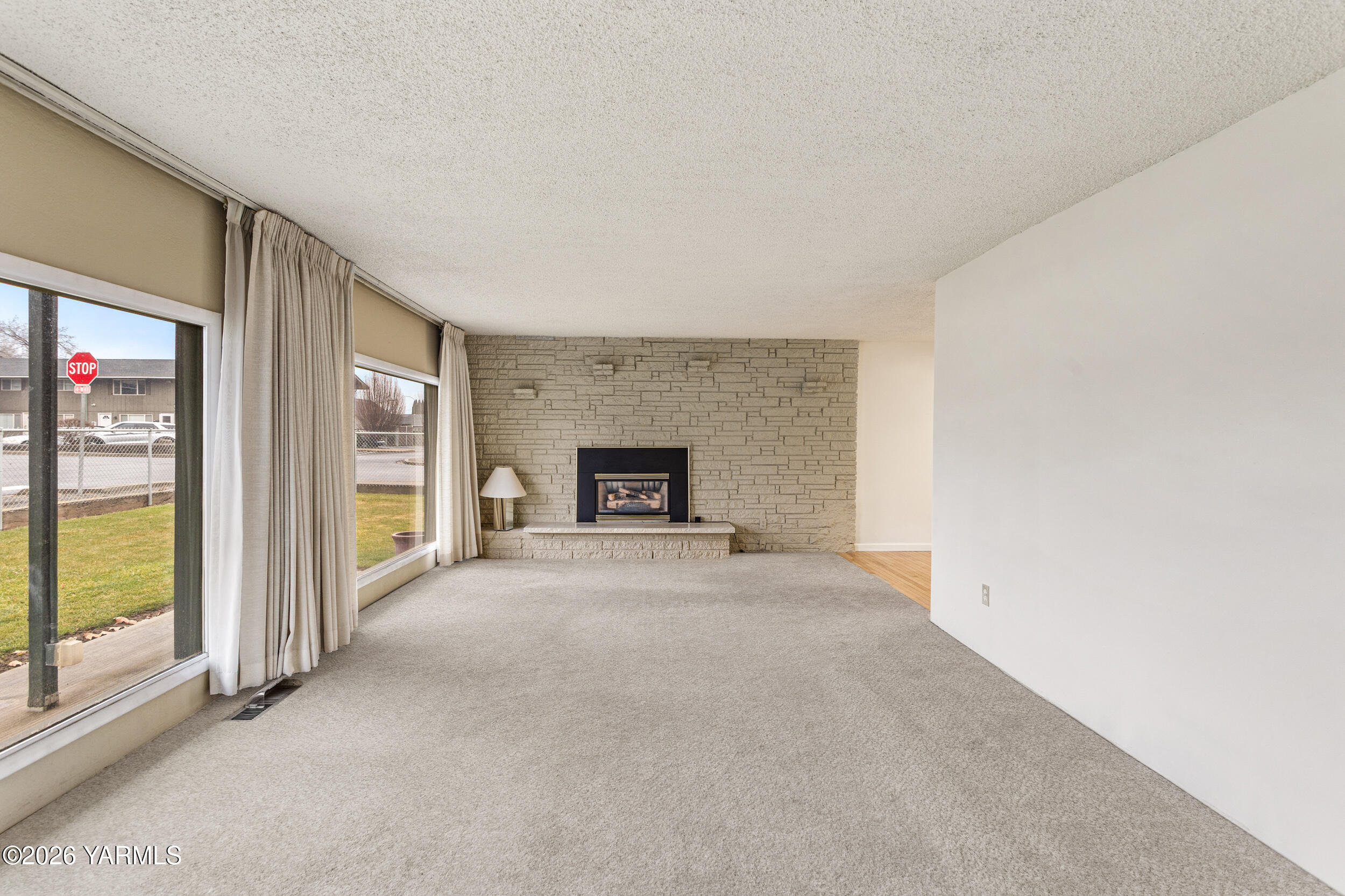 302 W Selah Ave