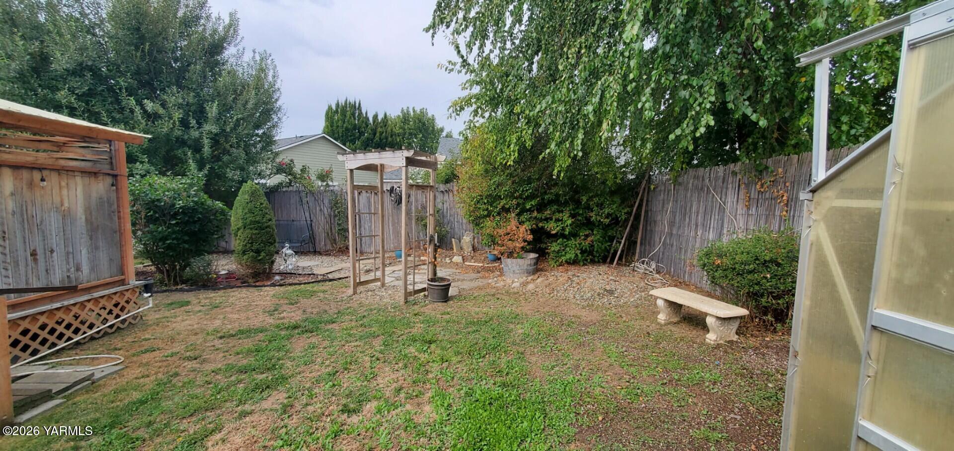 1605 N Bluegrass Ln