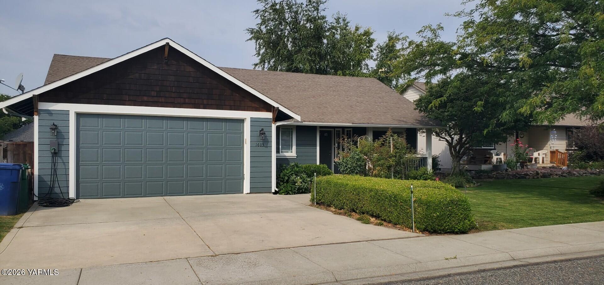 1605 N Bluegrass Ln