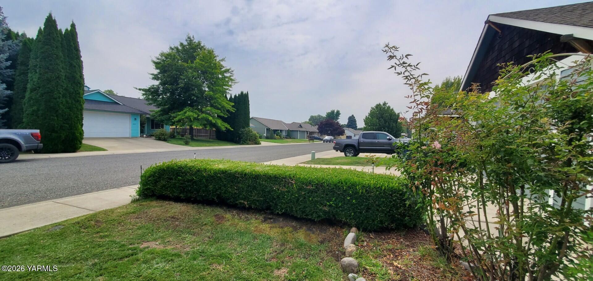 1605 N Bluegrass Ln