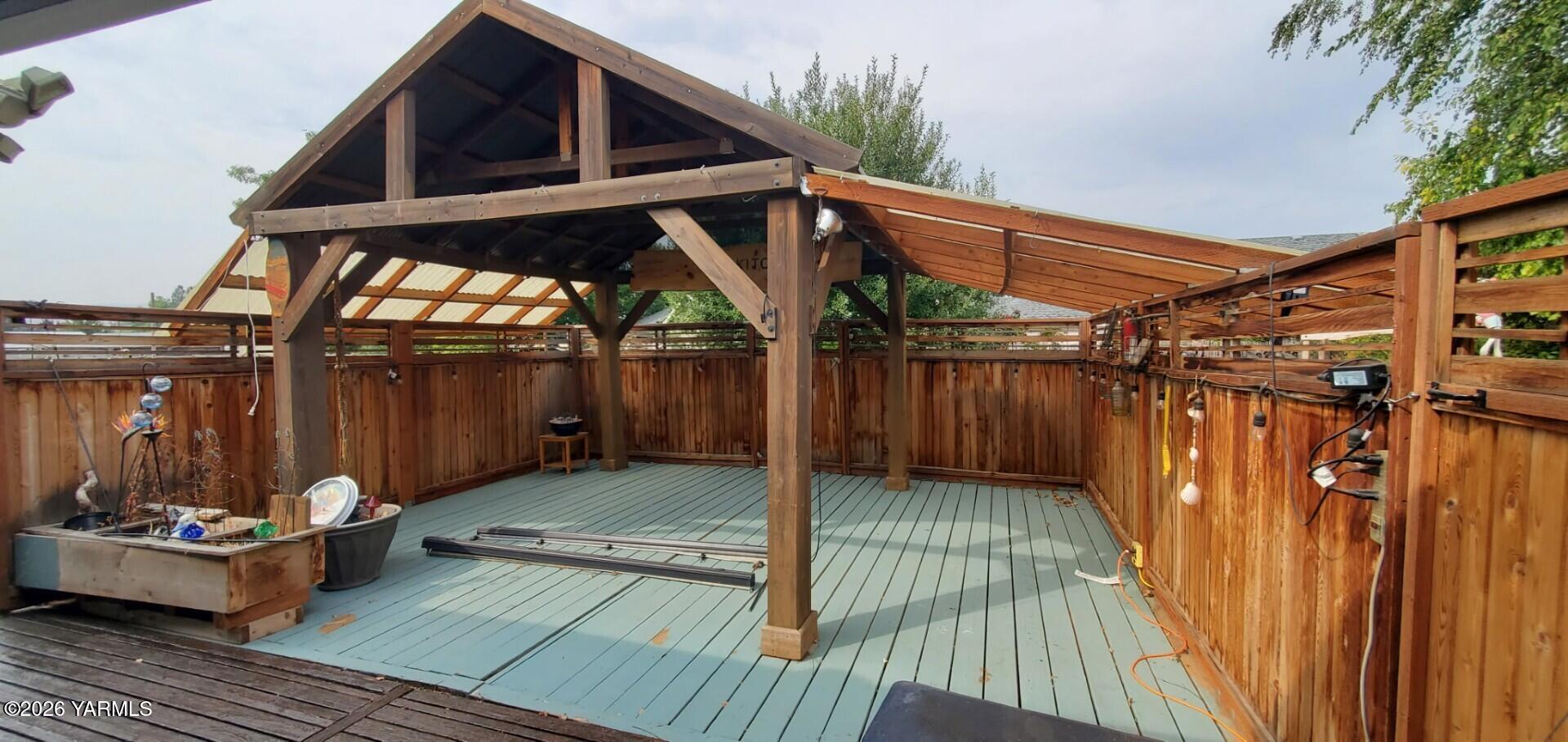 1605 N Bluegrass Ln