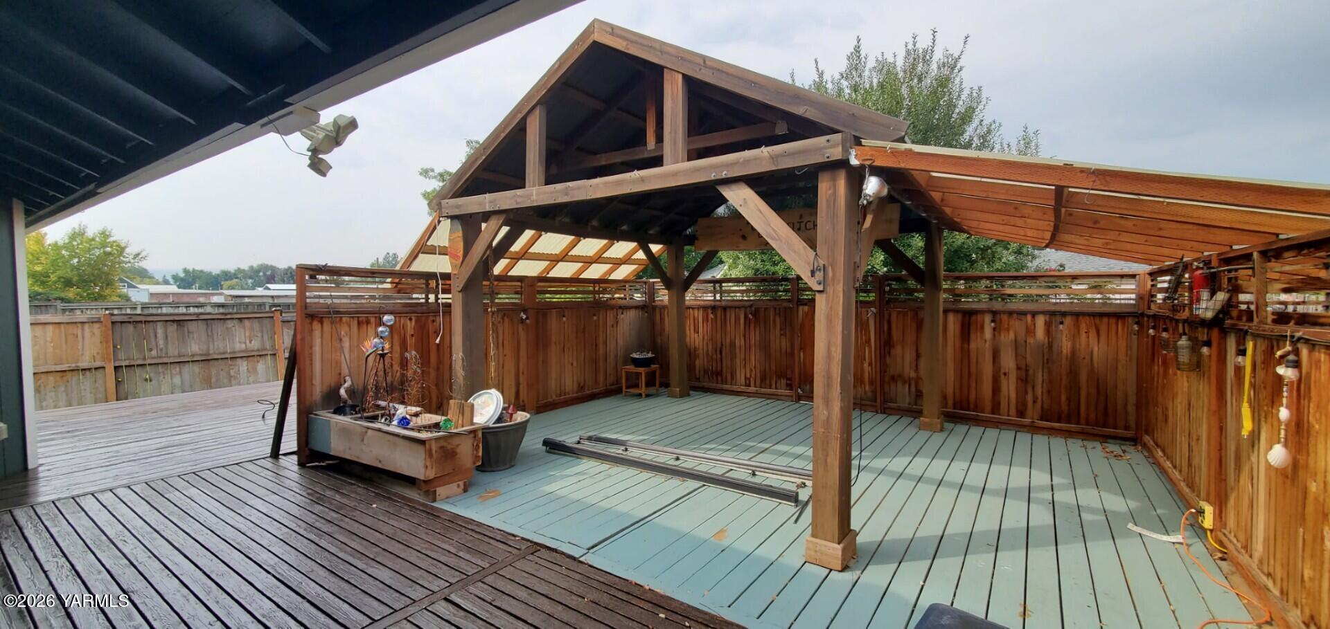 1605 N Bluegrass Ln