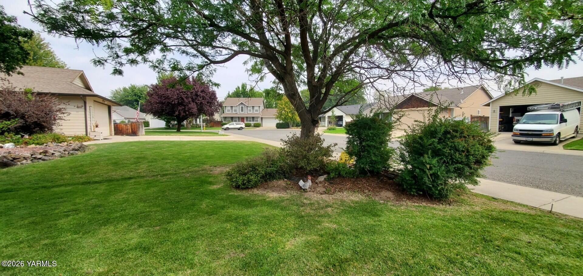 1605 N Bluegrass Ln