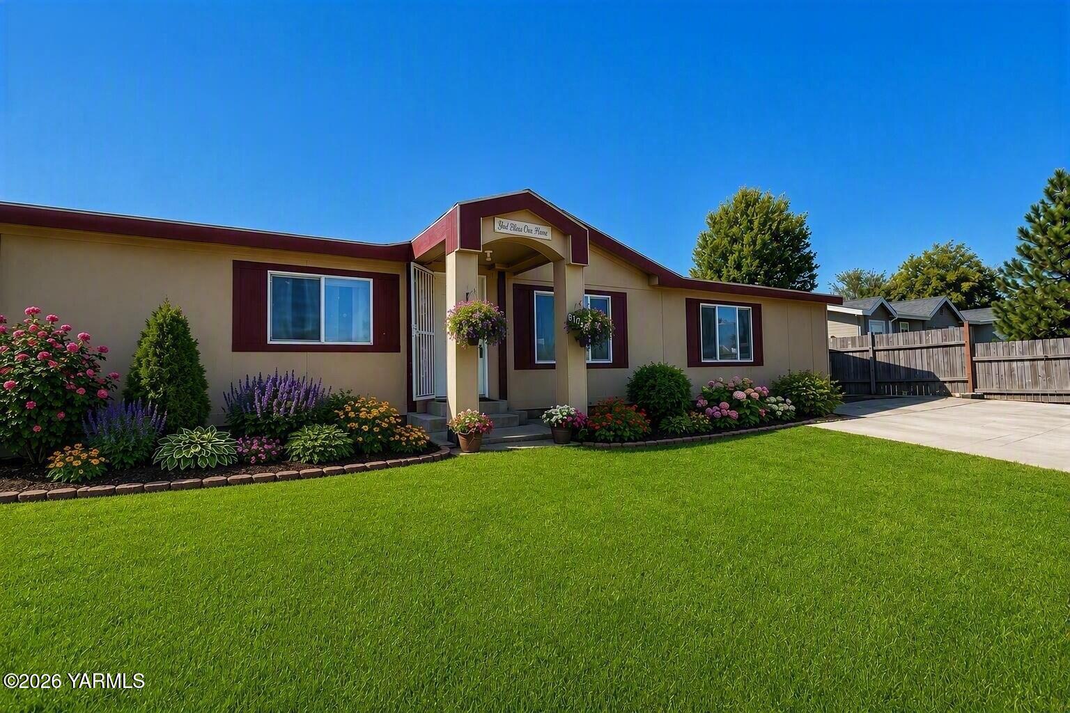 6104 Crestfields Rd