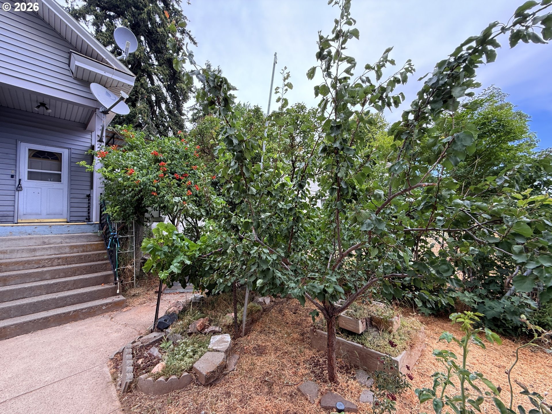209 W Broadway ST