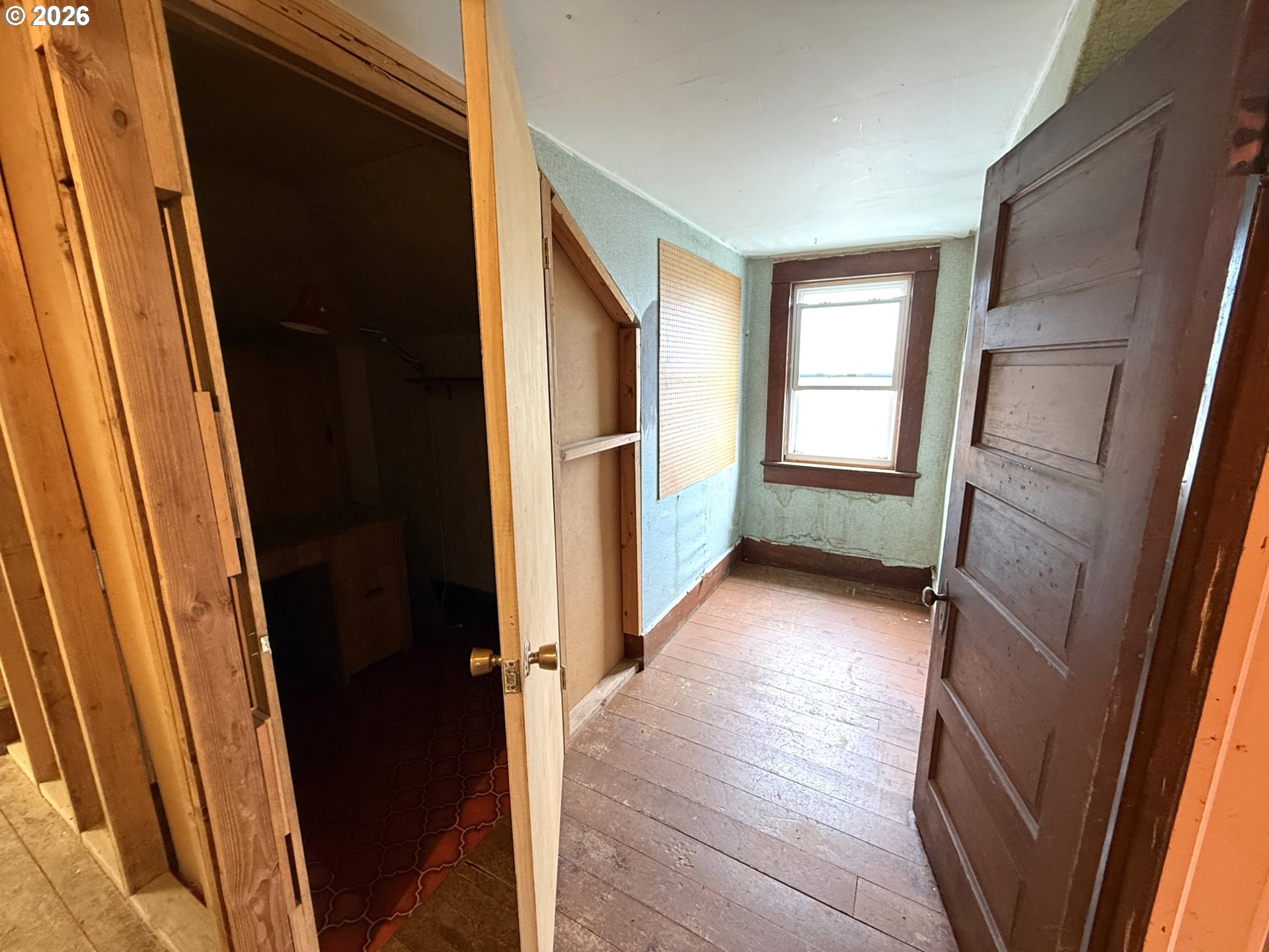 209 W Broadway ST