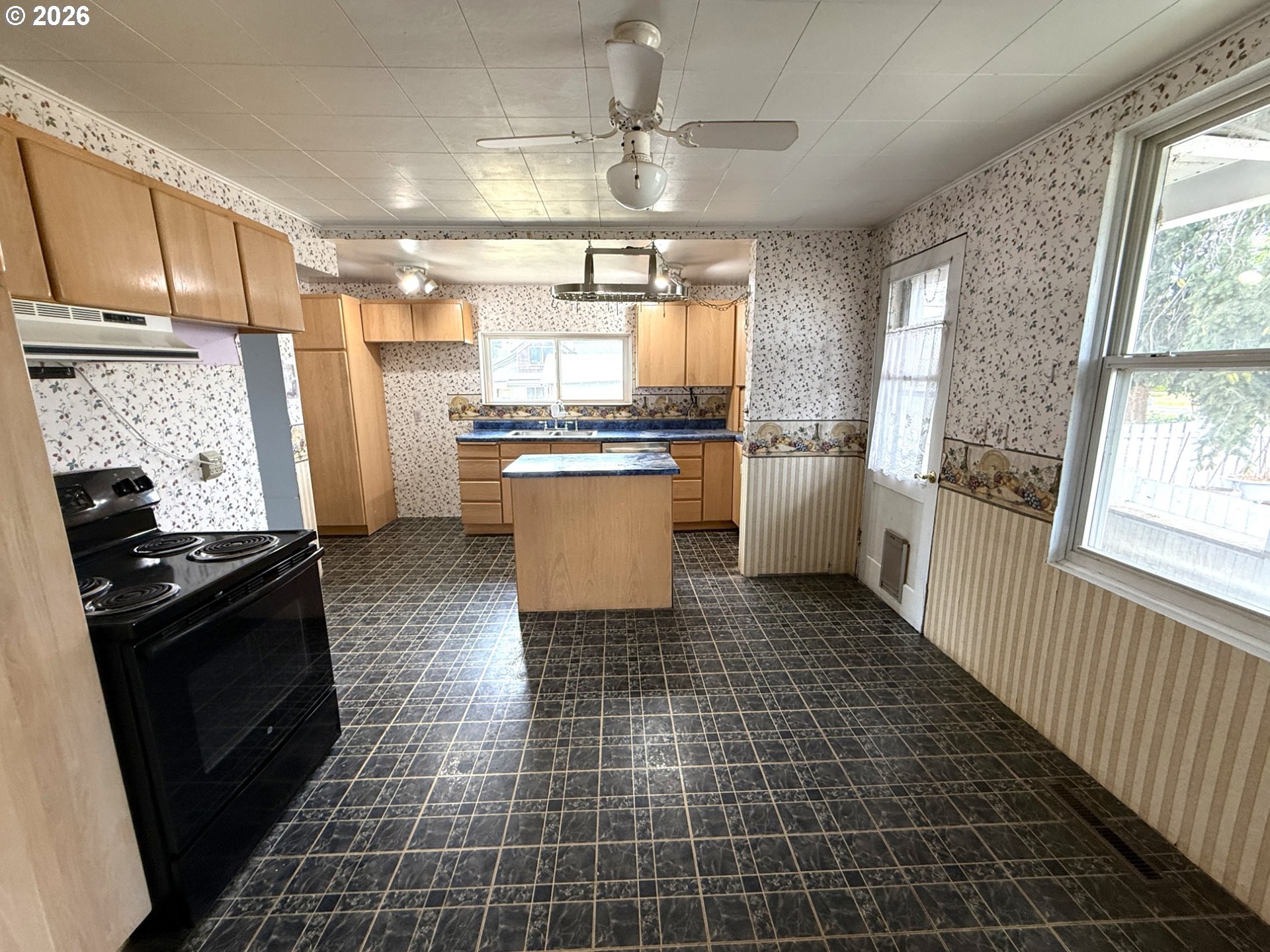 209 W Broadway ST