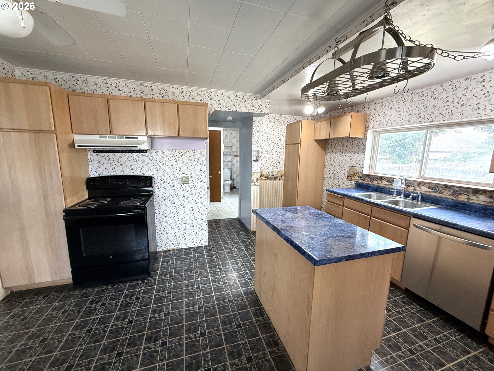 209 W Broadway ST