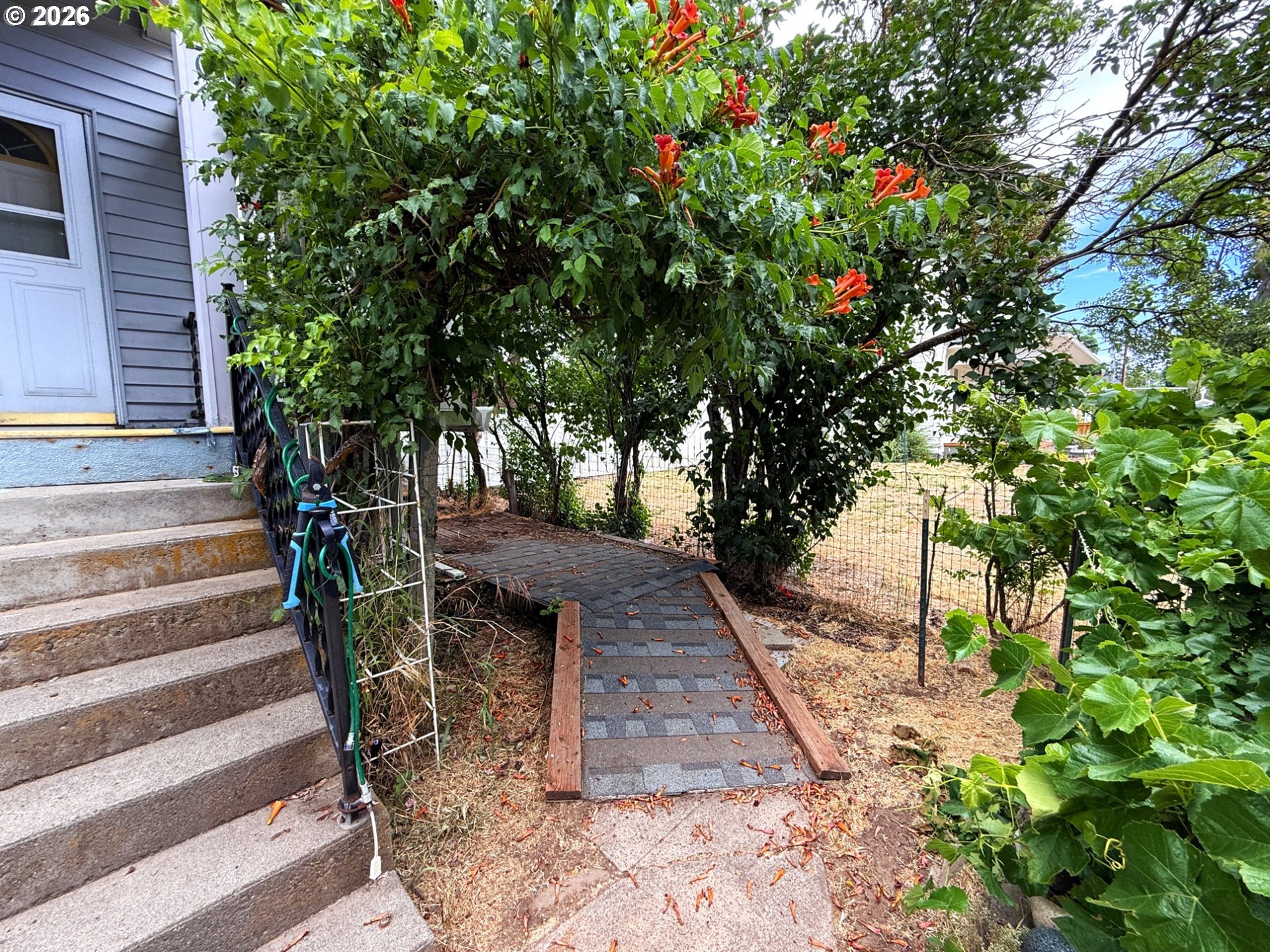 209 W Broadway ST