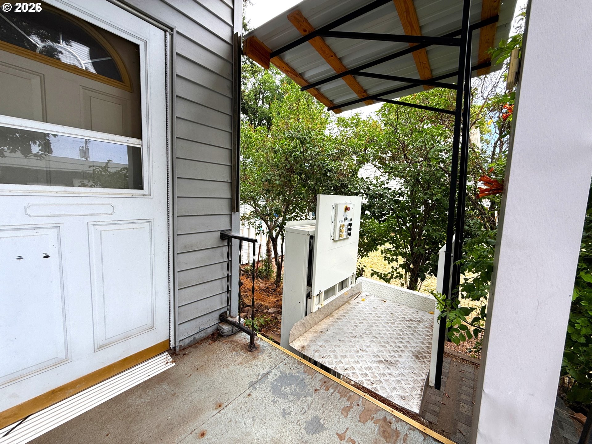 209 W Broadway ST