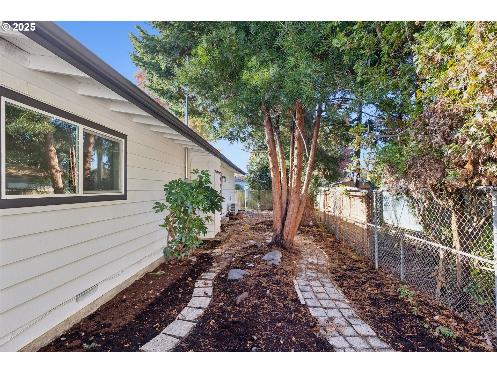 4411 SE LEXINGTON ST