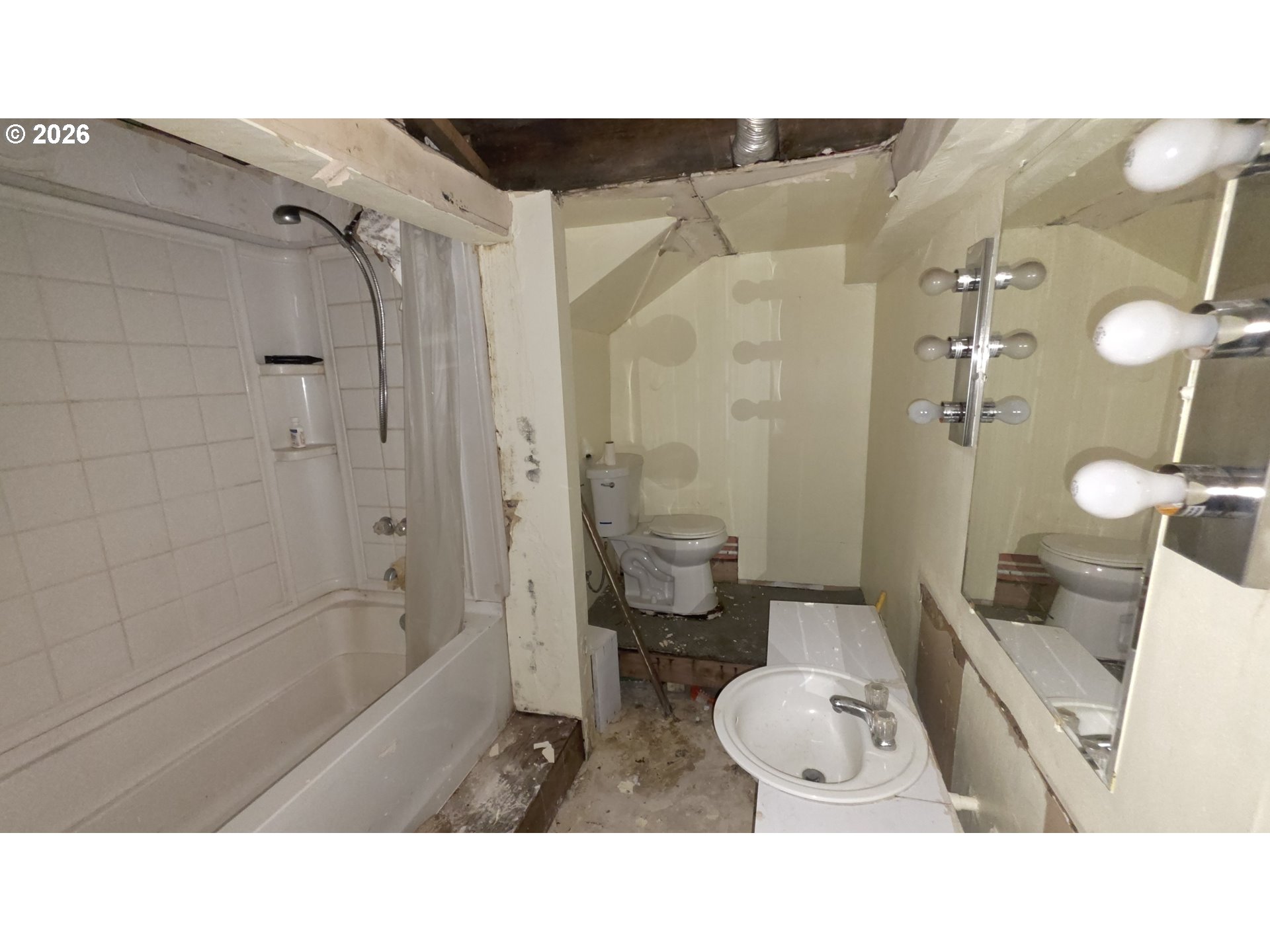 126 W MAIN ST